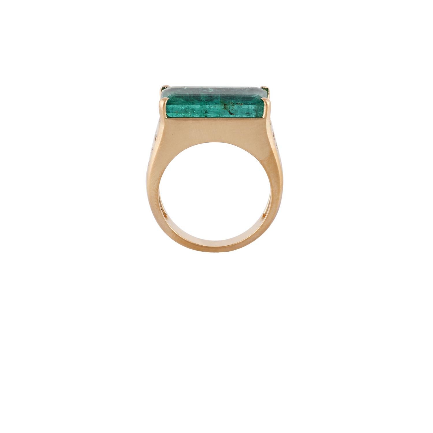 Contemporary 6.57 Carat Clear Zambian Emerald & Diamond Cluster Ring in 18K Yellow  Gold For Sale