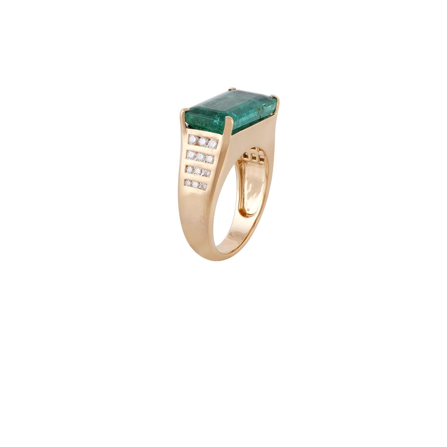 Square Cut 6.57 Carat Clear Zambian Emerald & Diamond Cluster Ring in 18K Yellow  Gold For Sale
