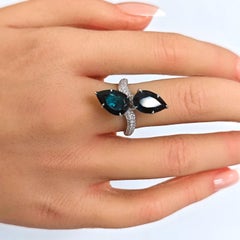 Anillo de oro blanco con turmalina de 6.57 quilates y diamante redondo