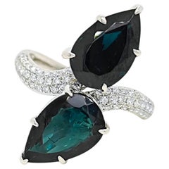 Anillo de oro blanco con turmalina de 6.57 quilates y diamante redondo