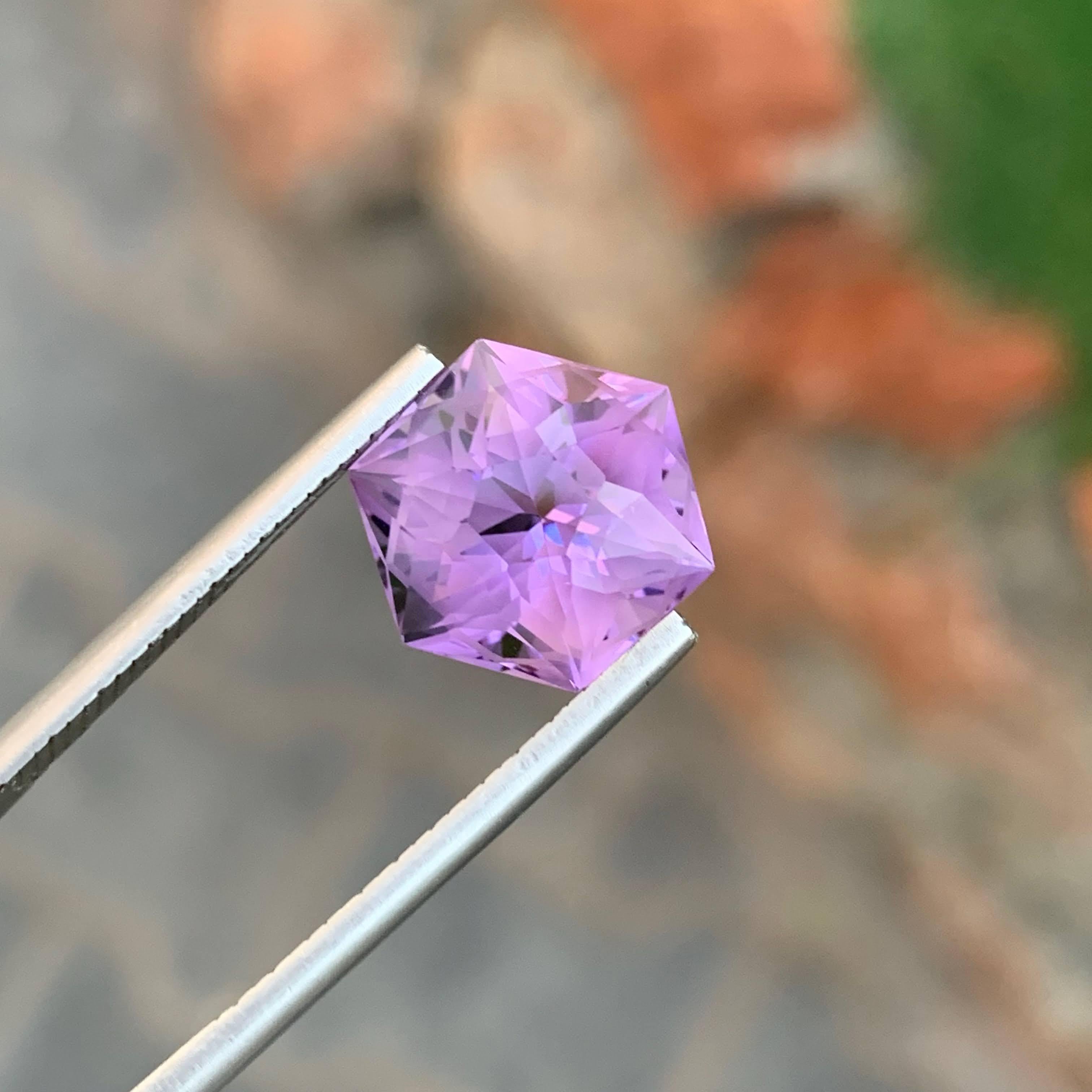 Gewicht 6,57 Karat 
Abmessungen 12.5x11.3x9.8mm
Behandlung keine 
Herkunft Afrika 
Klarheit VS
Form Sechseck 
Maßgeschneiderte Präzision schneiden



Dieser exquisite 6,57-karätige Amethyst-Edelstein zeigt die faszinierende Schönheit der