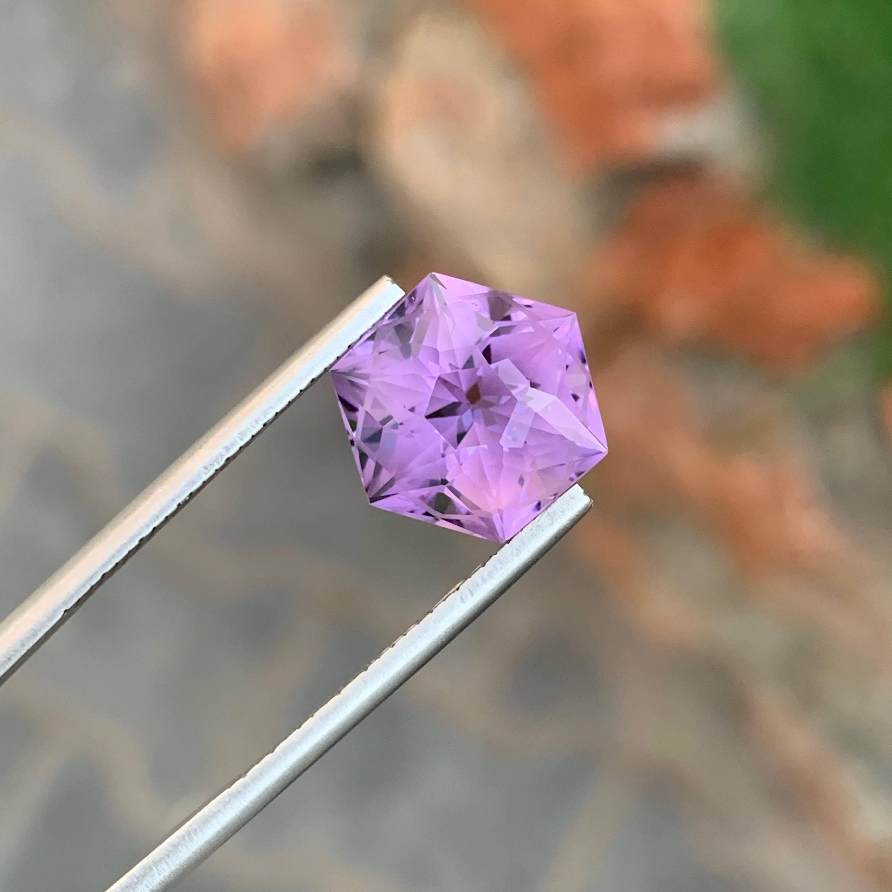 6,57 Karat Lila Amethyst Stein Hexagonal Schliff Natürlicher Afrikanischer Edelstein (Moderne)