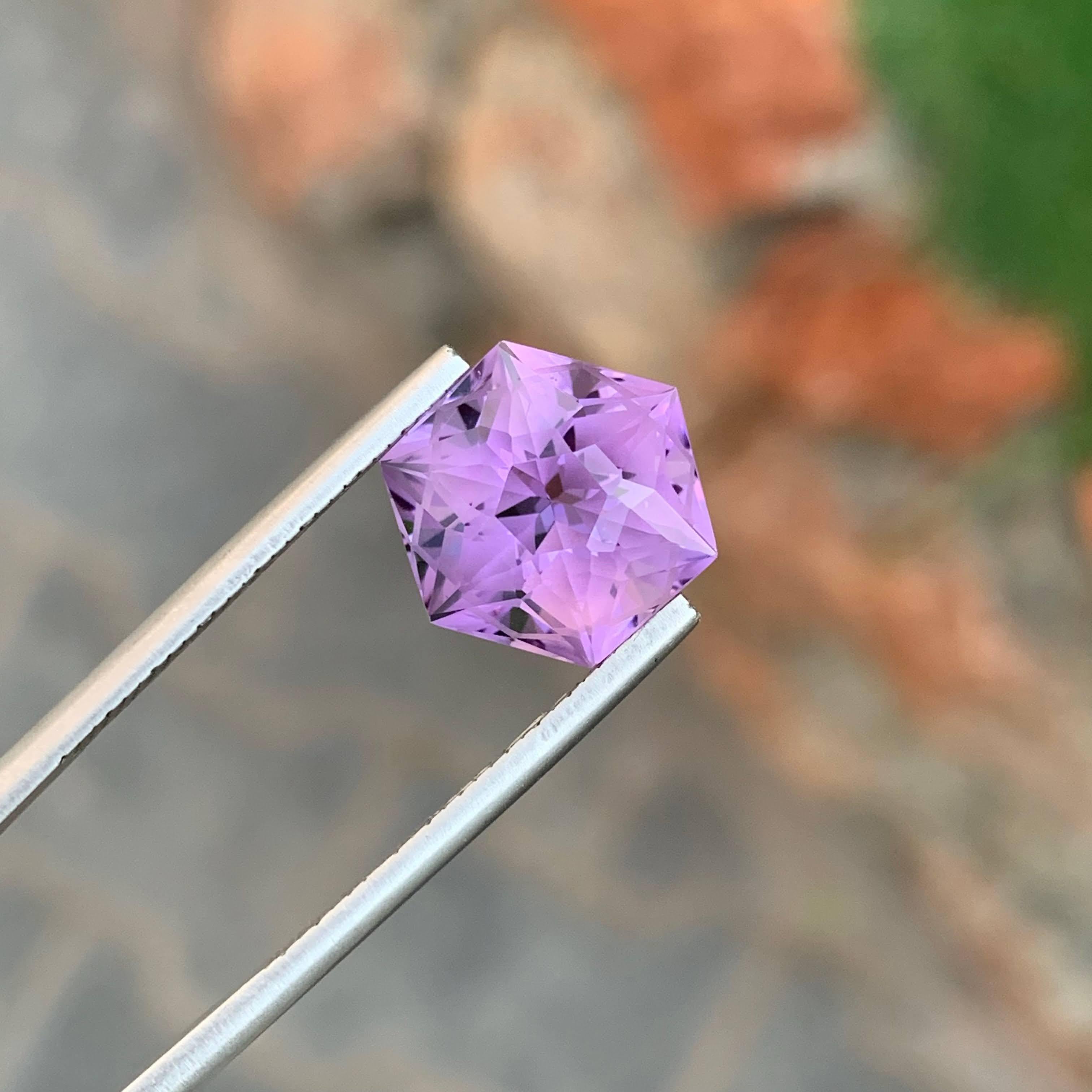 6,57 Karat Lila Amethyst Stein Hexagonal Schliff Natürlicher Afrikanischer Edelstein im Zustand „Neu“ in Bangkok, TH