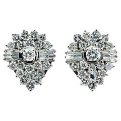 Pendientes de platino con racimo de diamantes redondos brillantes y baguette de 6,57 quilates