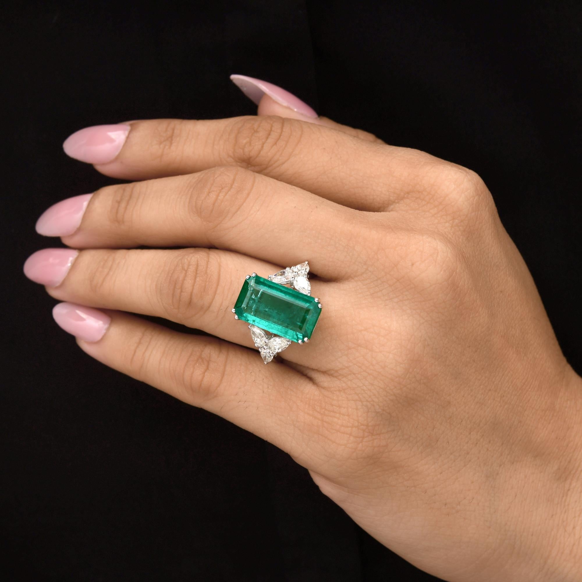 Im Angebot: 6,57 Karat sambischer Smaragd Geburtsstein Diamant Akzent Cocktail Ring 18k Weißgold () 2