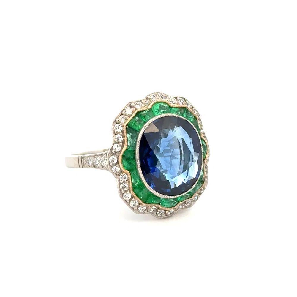 Tout simplement magnifique ! Bague Vintage en platine avec saphir ovale de Ceylan finement détaillé GIA, diamant OEC et émeraude. Au centre, un saphir bleu de Ceylan ovale de 6,58 carats GIA est serti à la main. Entouré de diamants de taille