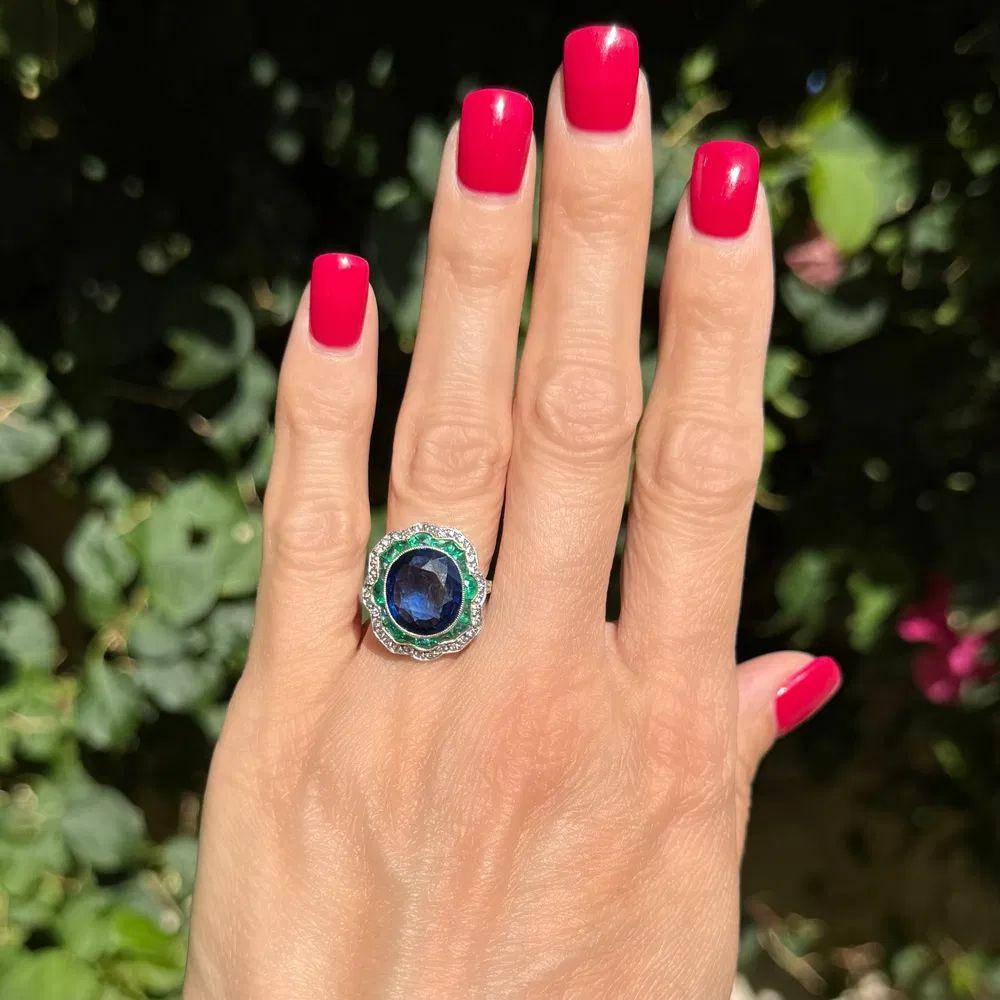 Moderniste Bague fantaisie en platine avec saphir de Ceylan de 6,58 carats, certifié GIA, diamant et émeraude en vente