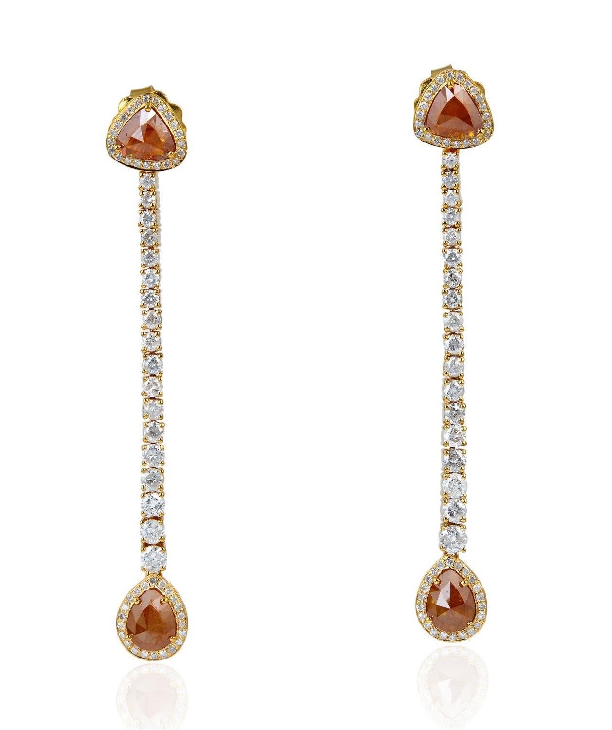 Questi orecchini lineari a goccia presentano quattro diamanti fantasia e sono sospesi con diamanti taglio brillante.  Realizzato a mano in oro 18 carati e 6,58 carati di diamanti. 

SEGUI  Visita la vetrina di Meghna Jewels per vedere l'ultima