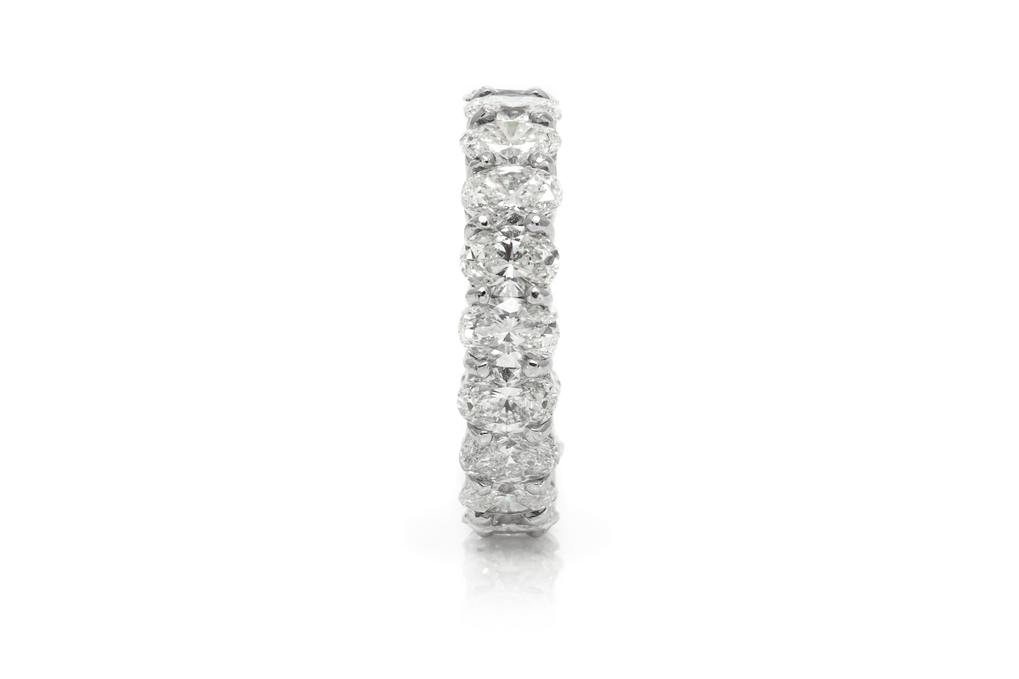 Finemente realizzato in platino con 19 diamanti taglio ovale per un peso totale di circa 6,58 carati.
Larghezza 6 mm
Taglia 6 1/2