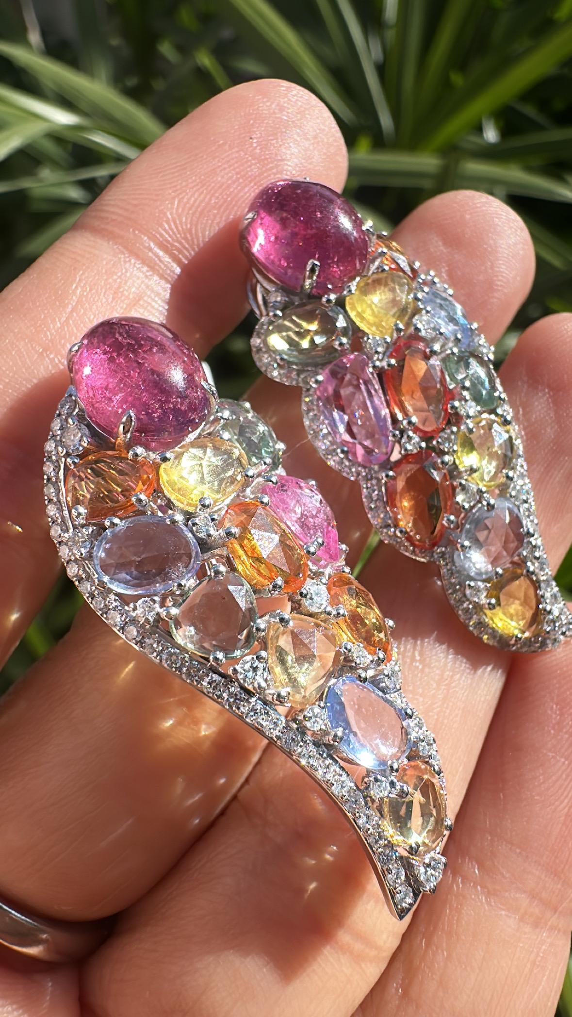 Un bellissimo orecchino a lampadario con tormalina e zaffiri multipli, unico nel suo genere, incastonato in oro bianco 18 carati e diamanti naturali. Il peso dei cabochon di tormalina è di 6.58 carati. Il peso degli zaffiri multipli è di 13.63