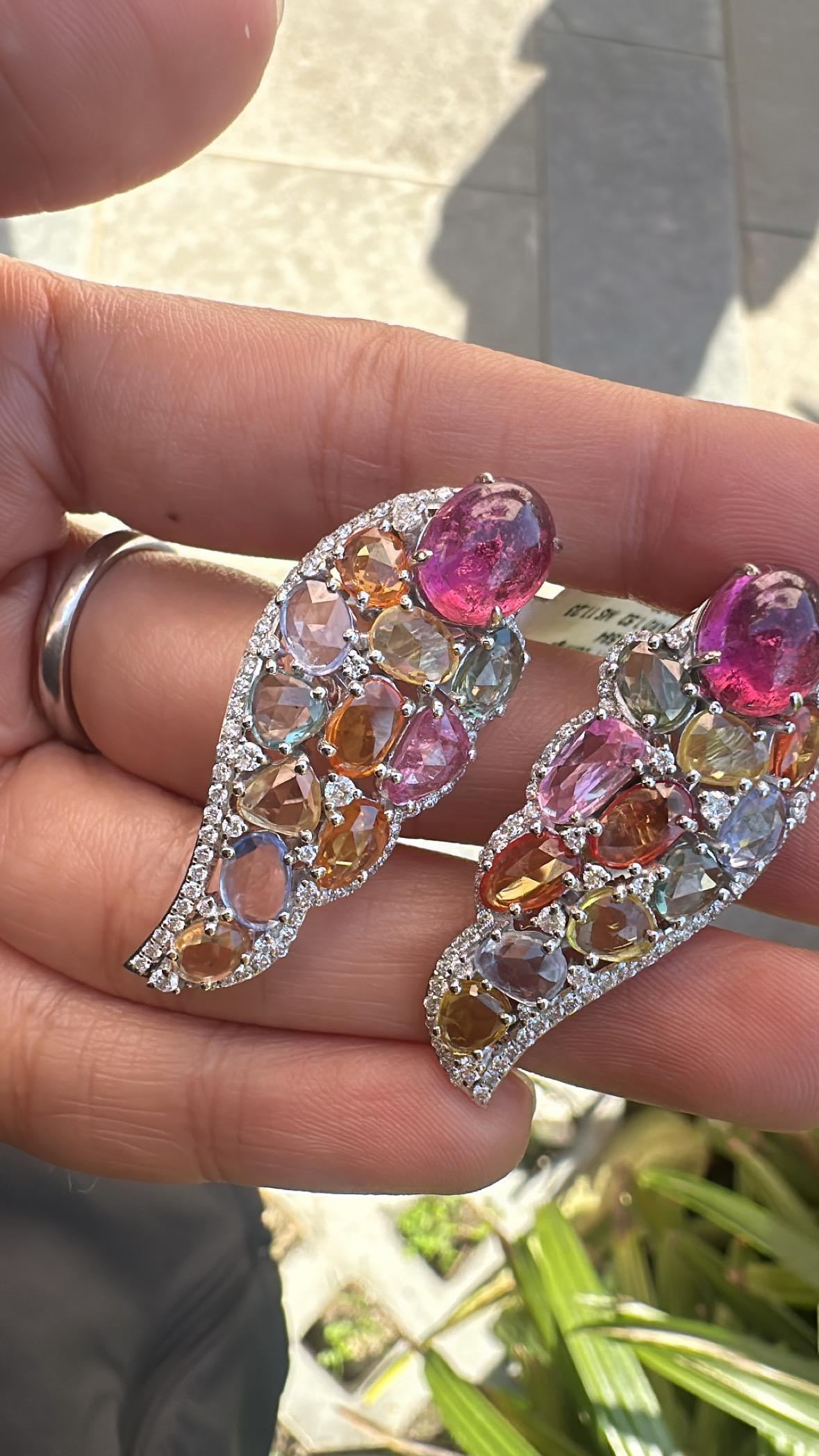 Moderno 6,58 carati di tormalina cabochon, zaffiri multipli e diamanti in vendita