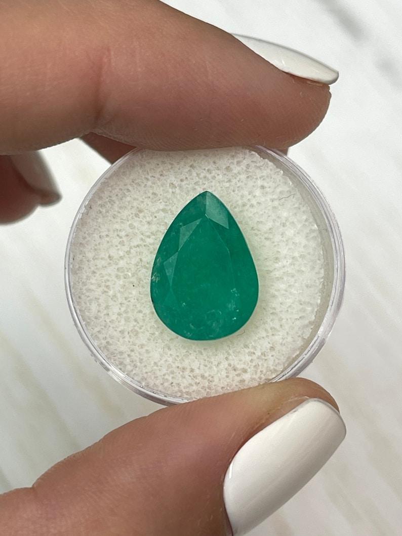 A. Stone: Smeraldo
Peso: 6,59 carati
Forma: Taglio a pera
Chiarezza: Semi-trasparente
Lucentezza: Buona
Colore: Verde medio scuro
Misure: 15,01 mm x 10,92 mm x 7,66 mm
Origine geografica: Colombia
Trattamento: Naturale, oliatura

Commenti: A causa