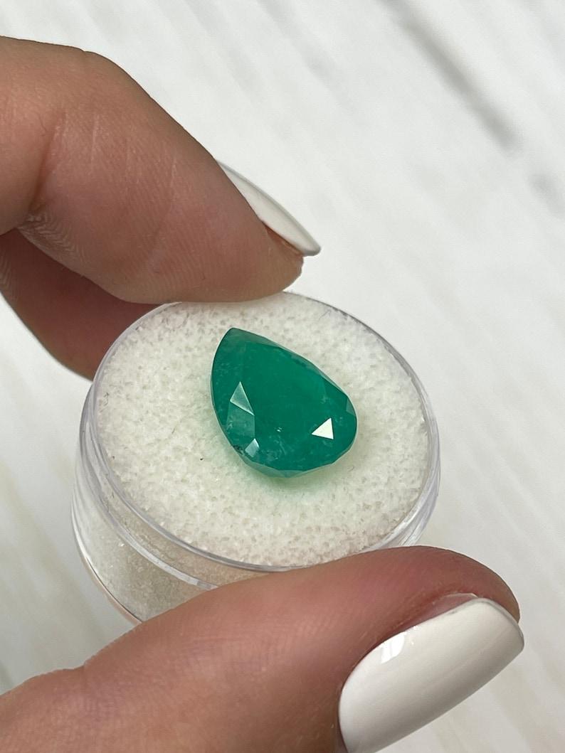 Smeraldo colombiano verde foresta da 6,59 carati - Gemma di maggio con taglio a pera In condizioni Nuovo in vendita a Jupiter, FL