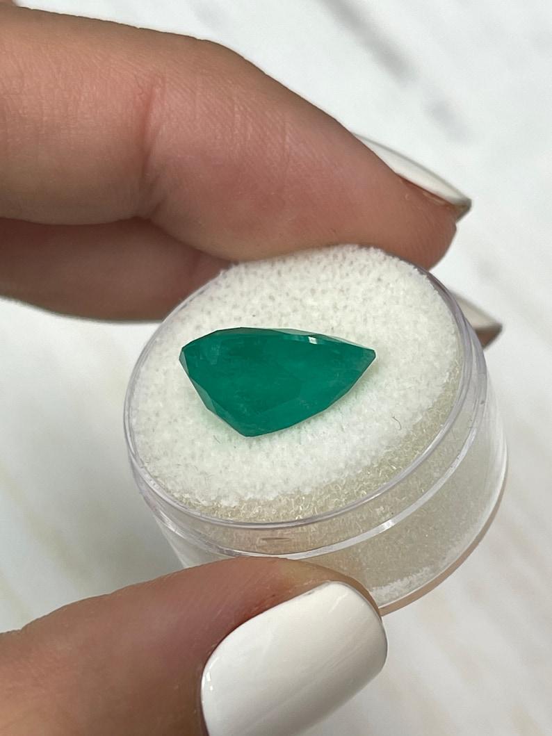 Smeraldo colombiano verde foresta da 6,59 carati - Gemma di maggio con taglio a pera in vendita 1
