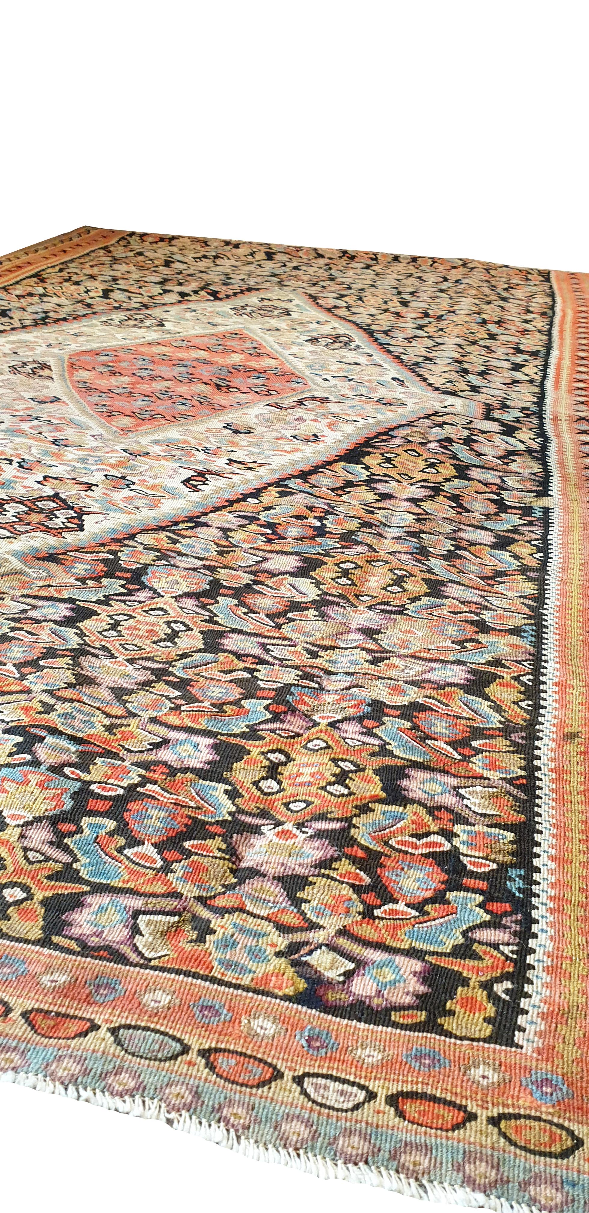 659 - schöner Kelim aus dem 19. Jahrhundert mit schönen, feinen Medaillonmustern in der Mitte und schönen Farben wie rosa, orange, gelb, grün und dunkelbraun, komplett handgewebt mit Wolle auf Baumwollgrund.
   
