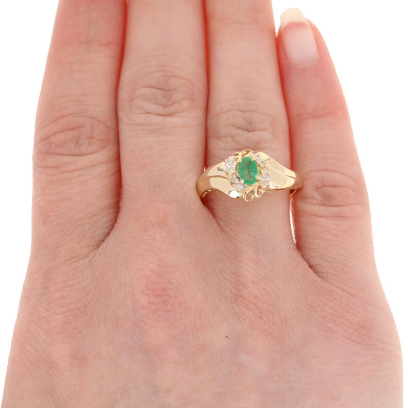 .65ctw Ovalschliff Smaragd & Diamant Ring, 14k Gelbgold Bypass im Zustand „Hervorragend“ in Greensboro, NC