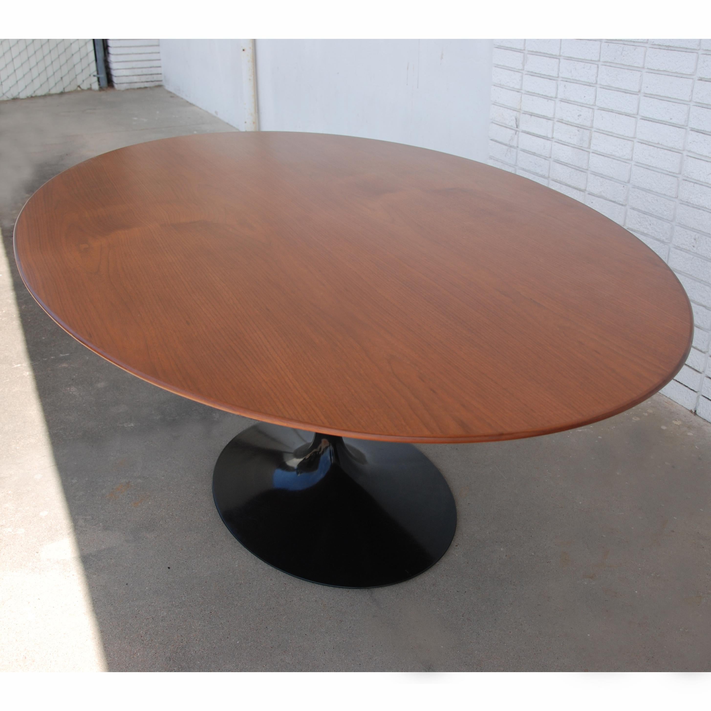 Knoll Saarinen Teak Oval Dining Table In Good Condition In Pasadena, TX