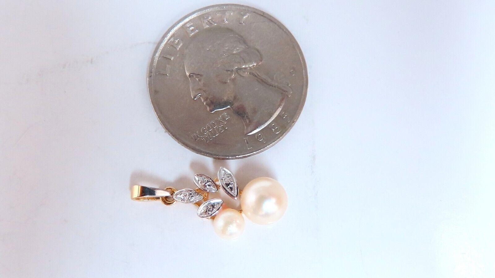 .05ct natural round diamond Pearl pendant

Overall measurements 18 X 10mm

1.3 grams

14kt gold