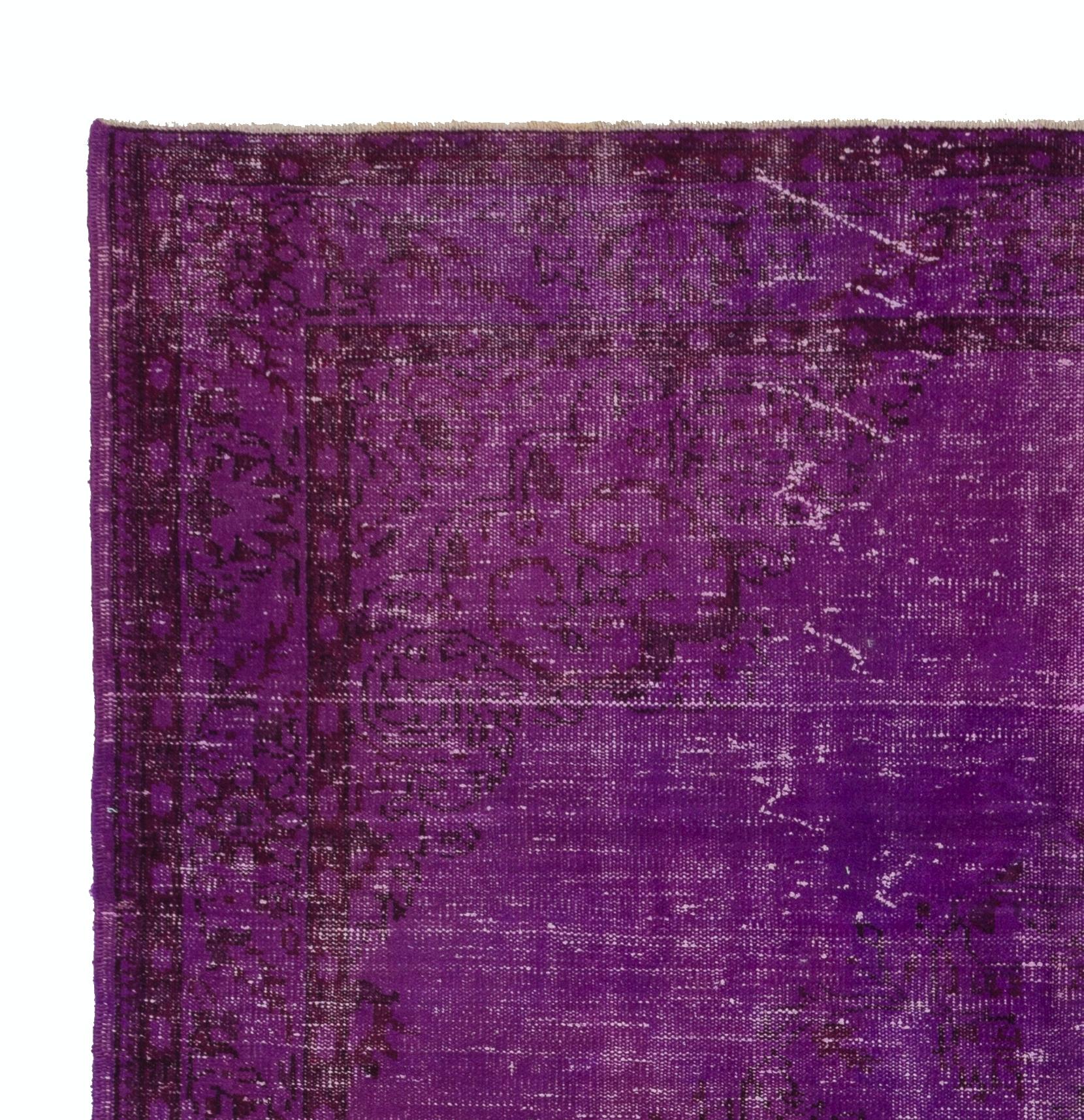 Un tapis turc vintage fait à la main et teinté en violet pour les intérieurs contemporains. Elle est finement nouée à la main, lavée professionnellement et possède des poils de laine bas sur une base de coton. Le tapis est robuste et peut être