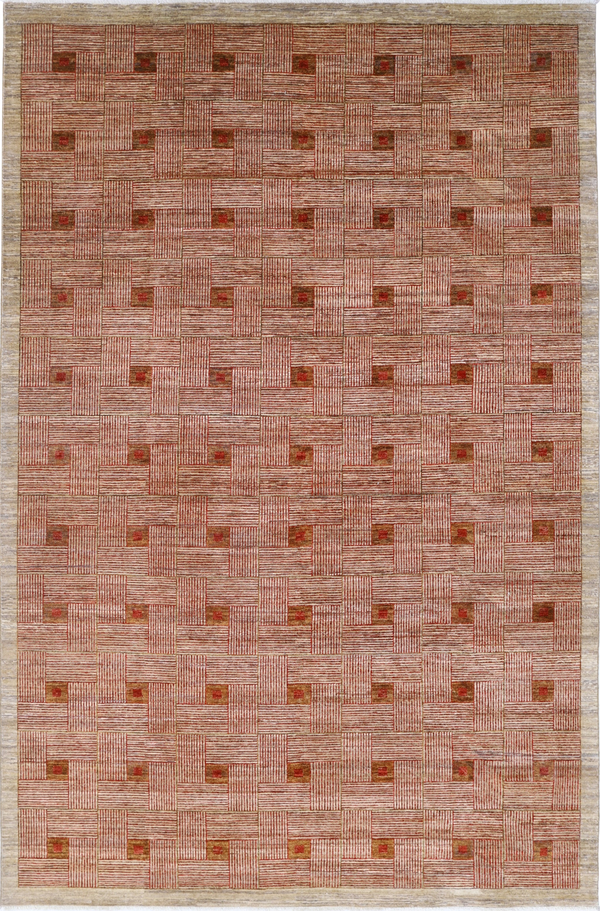 Tappeto di lana beige e rosso annodato a mano 6.5x10 ft con design geometrico in vendita