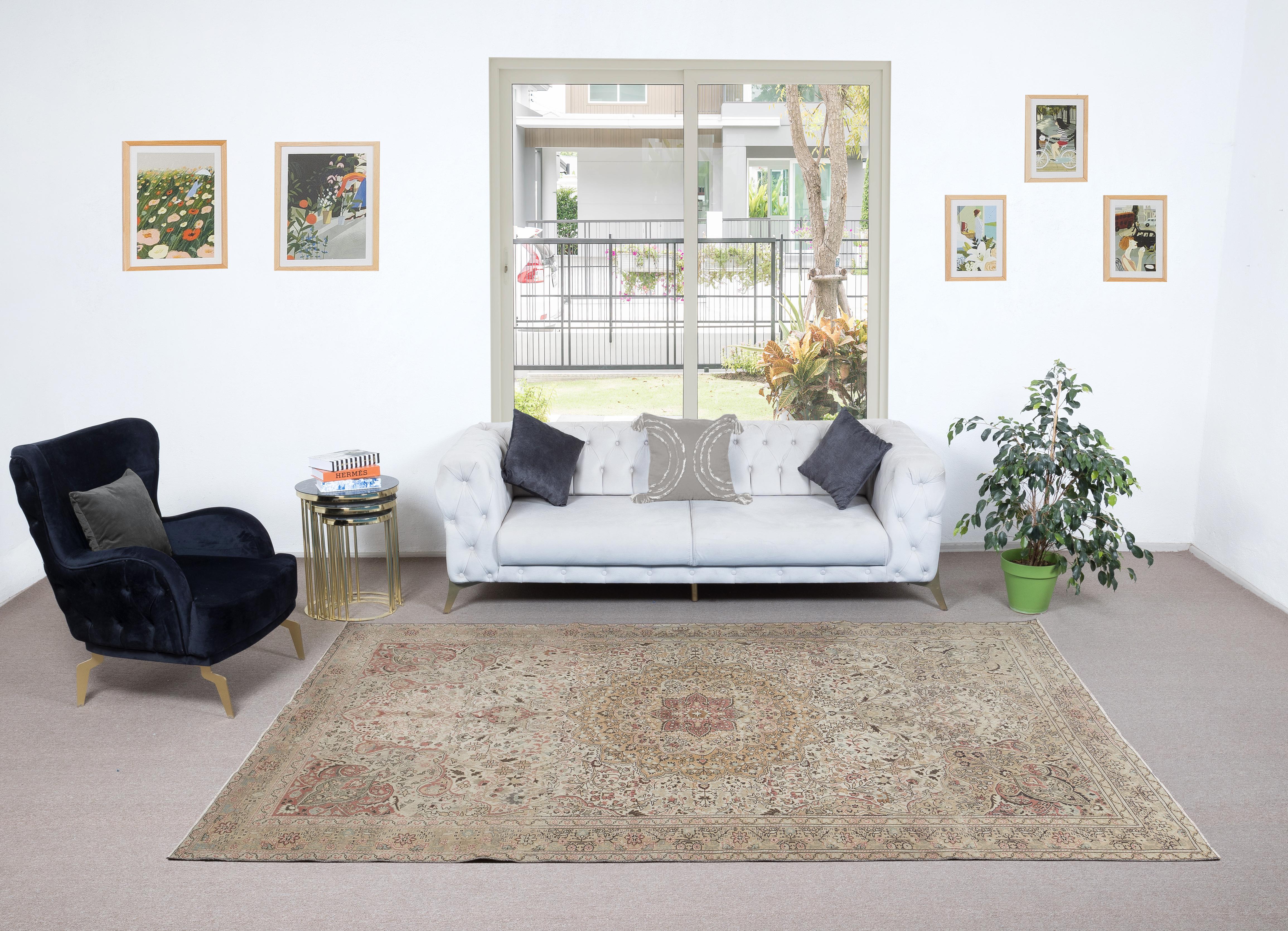 Ein handgeknüpfter türkischer Vorleger.

Dieser moderne Teppich hat einen gleichmäßigen, mittelhohen Wollflor auf Wollbasis.

Es wird aus erstklassigen handgesponnenen Schafen und natürlichen Farbstoffen hergestellt, d.h. aus pflanzlichen,