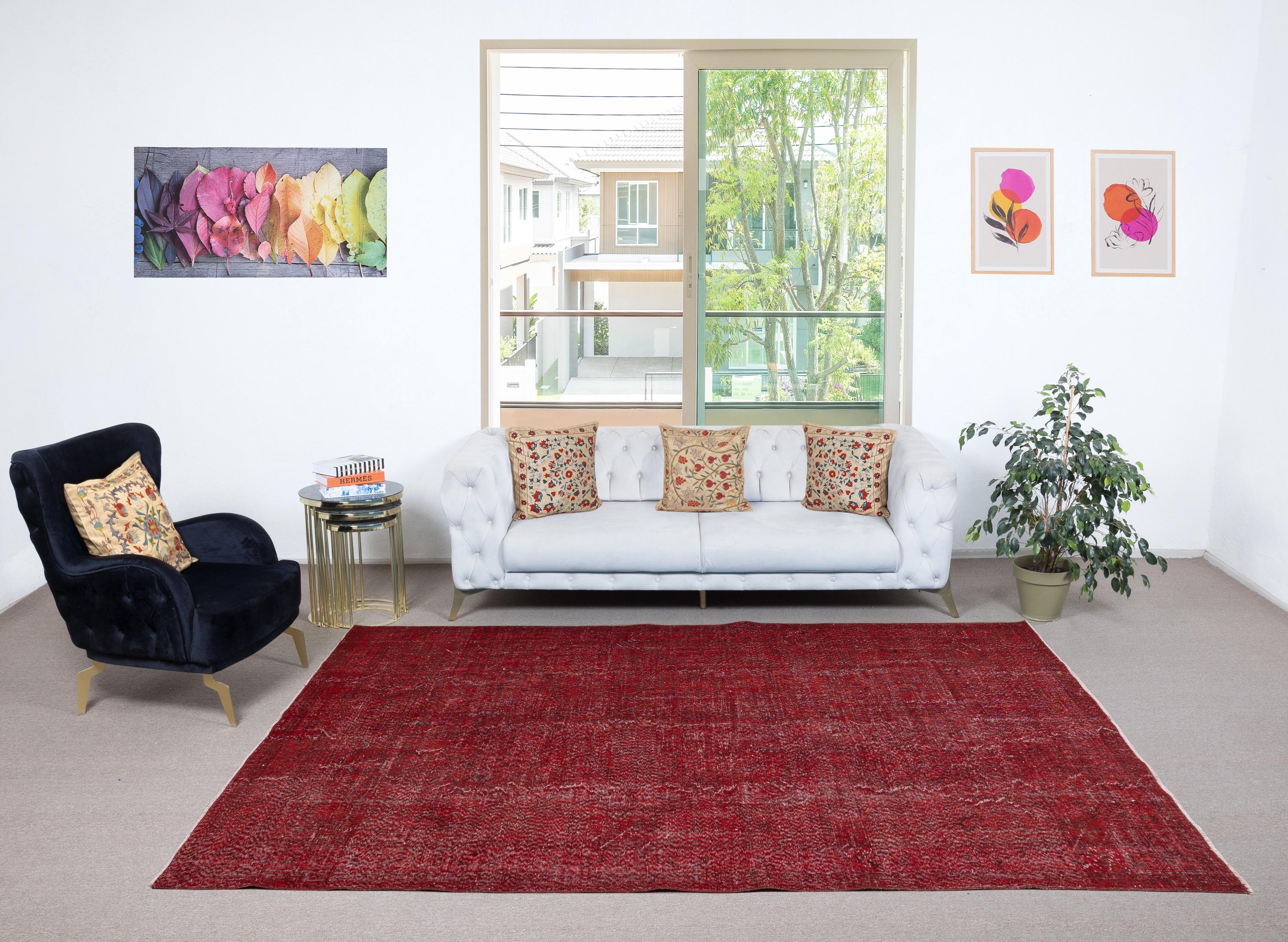 I nostri tappeti sovratinti sono tutti tappeti turchi vintage annodati a mano, accuratamente restaurati e reimmaginati nel nostro laboratorio per adattarsi a un'ampia gamma di stili di arredamento, da quello moderno e minimalista a quello costiero,