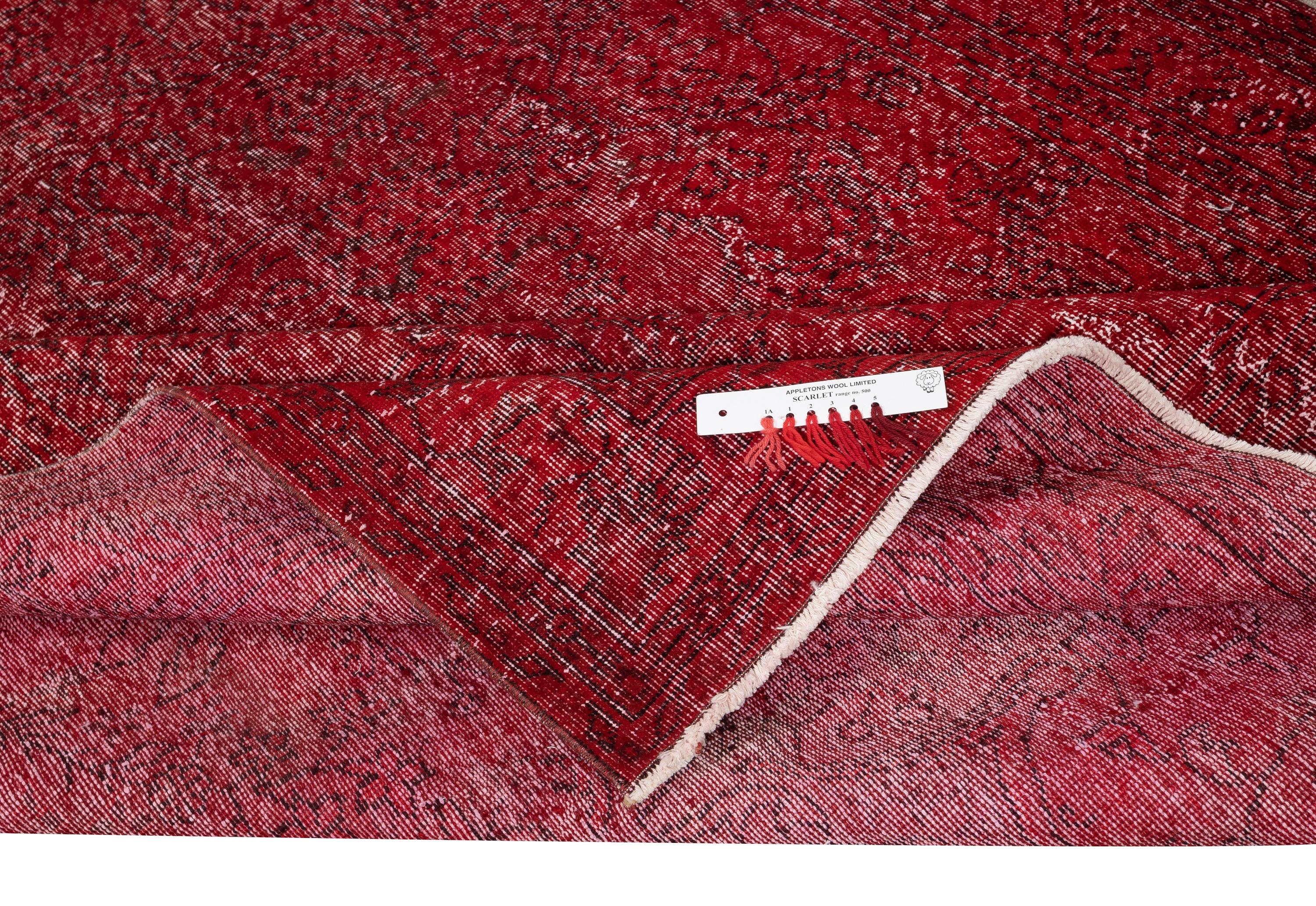 Moderno Tappeto Vintage By 6.5x10 Ft. Tappeto rosso sovratinto, fatto a mano per ambienti moderni in vendita