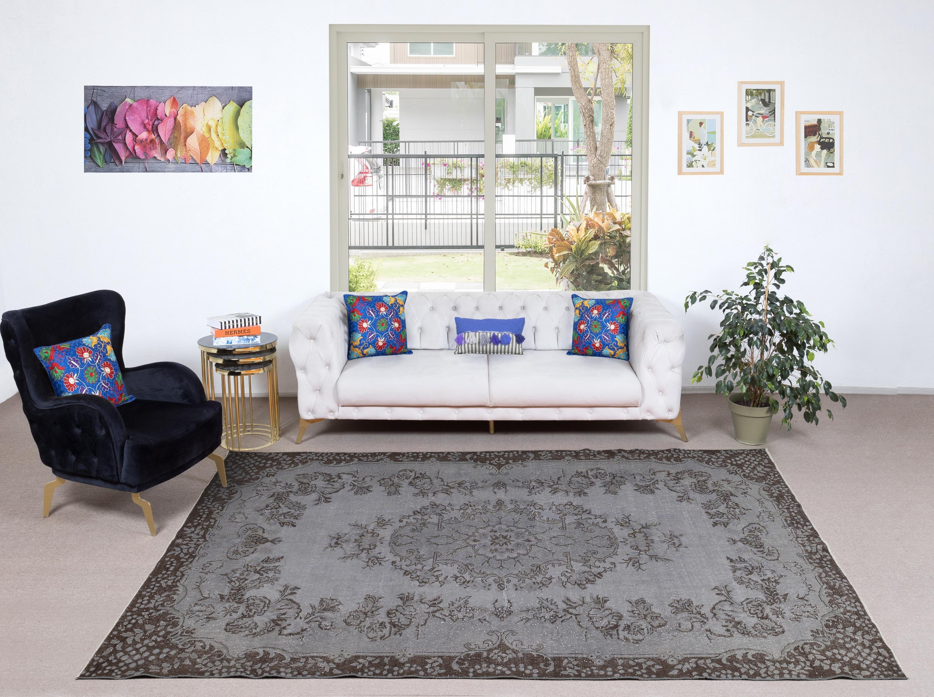 Unsere gefärbten Teppiche sind allesamt handgeknüpfte türkische Vintage-Teppiche, die in unserer Werkstatt sorgfältig restauriert und neu gestaltet wurden, damit sie zu einer breiten Palette von Einrichtungsstilen passen - von modern und