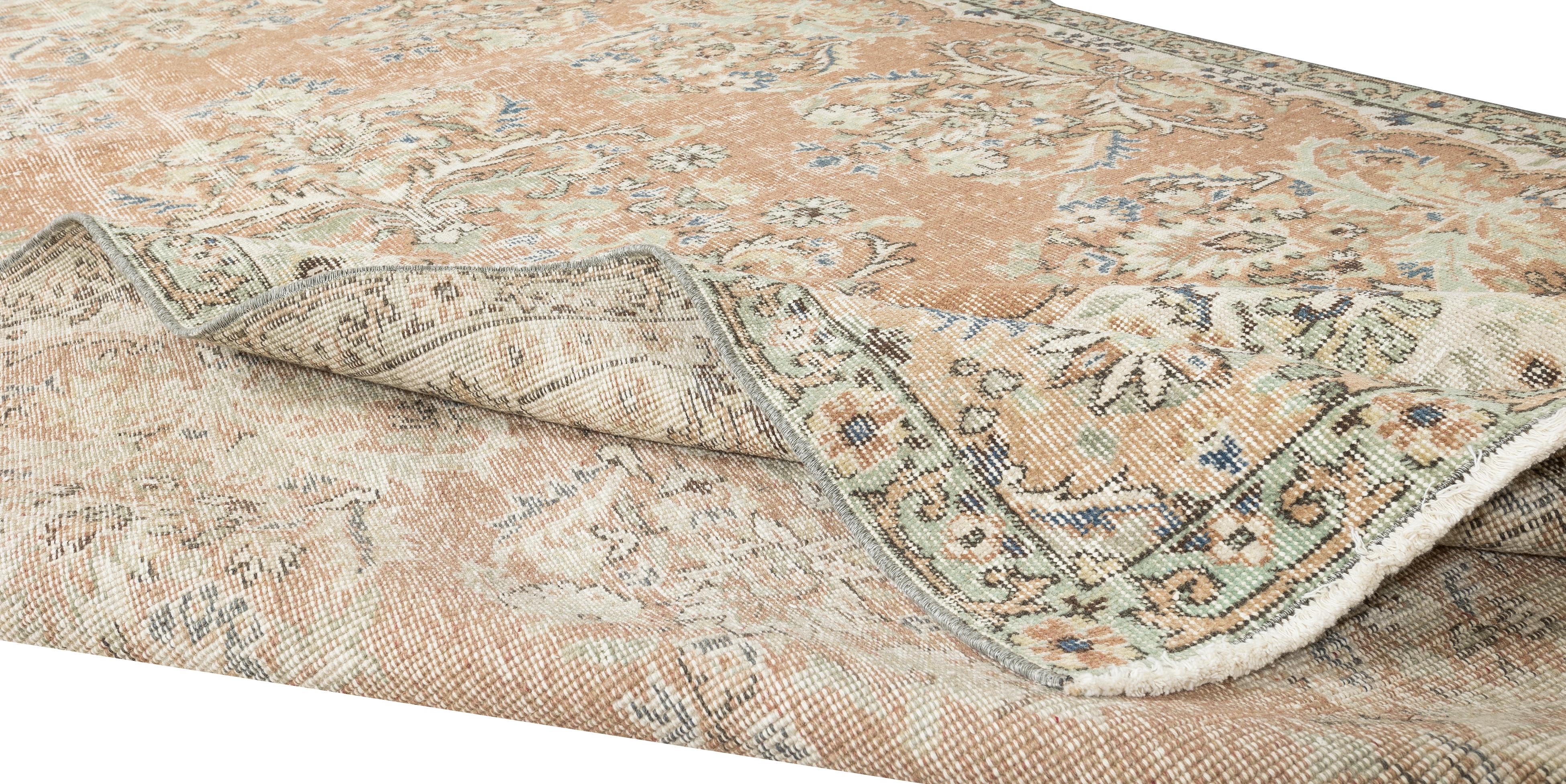 Unsere sonnenverblassten Teppiche sind allesamt einzigartige, handgeknüpfte, 50-70 Jahre alte Vintage-Stücke. Jeder von ihnen zeichnet sich durch eine einzigartige, handgefertigte Ästhetik aus, die aus der jahrhundertealten türkischen Teppichweberei