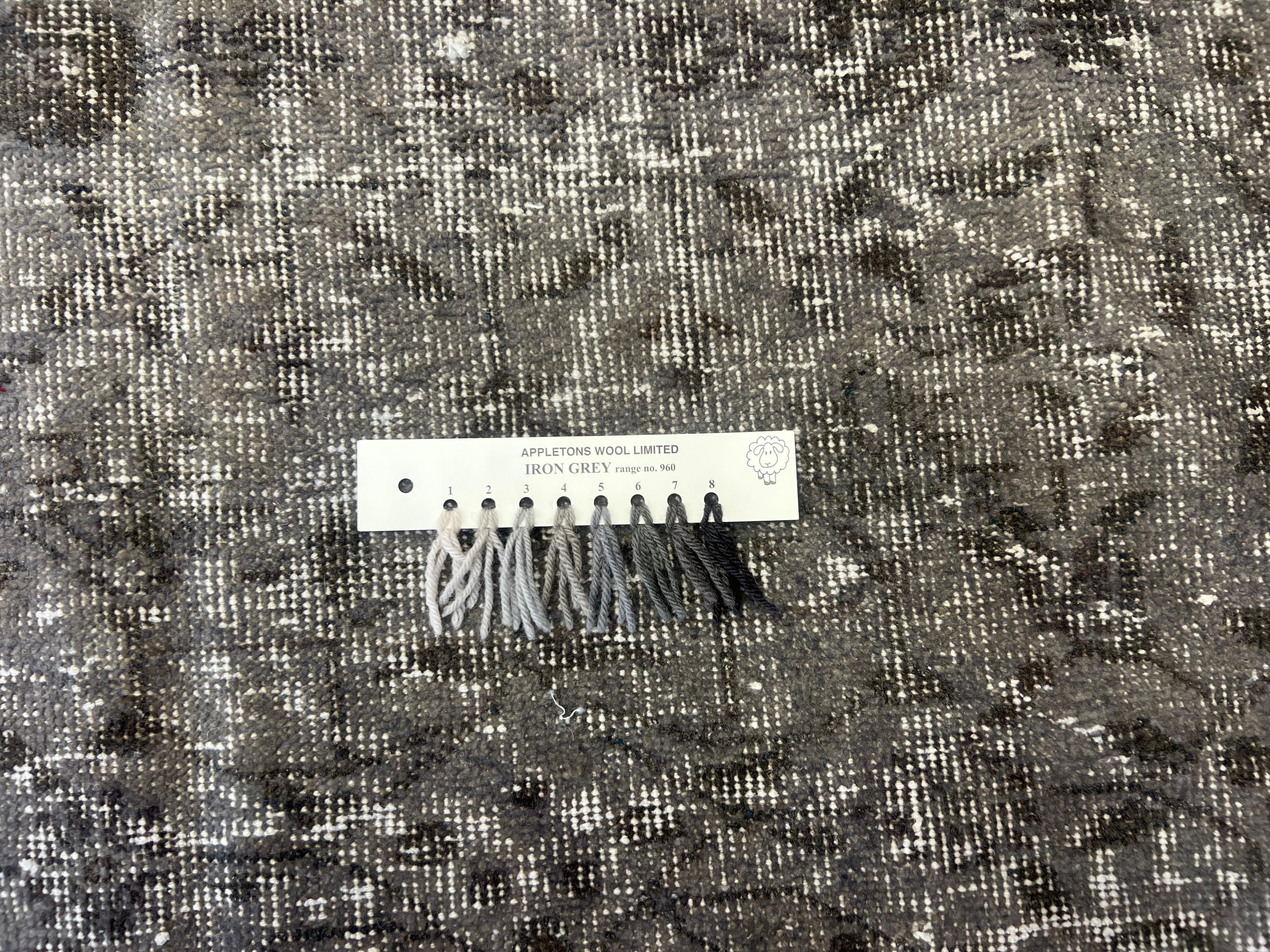 Ein Vintage-Teppich, der in den 1960er Jahren in der Türkei handgeknüpft wurde. Der Teppich hat einen niedrigen, strapazierten Wollflor auf Baumwollbasis. Es ist in Taupe-Grau überfärbt und zeigt ein florales Allover-Muster. Er ist in gutem Zustand,