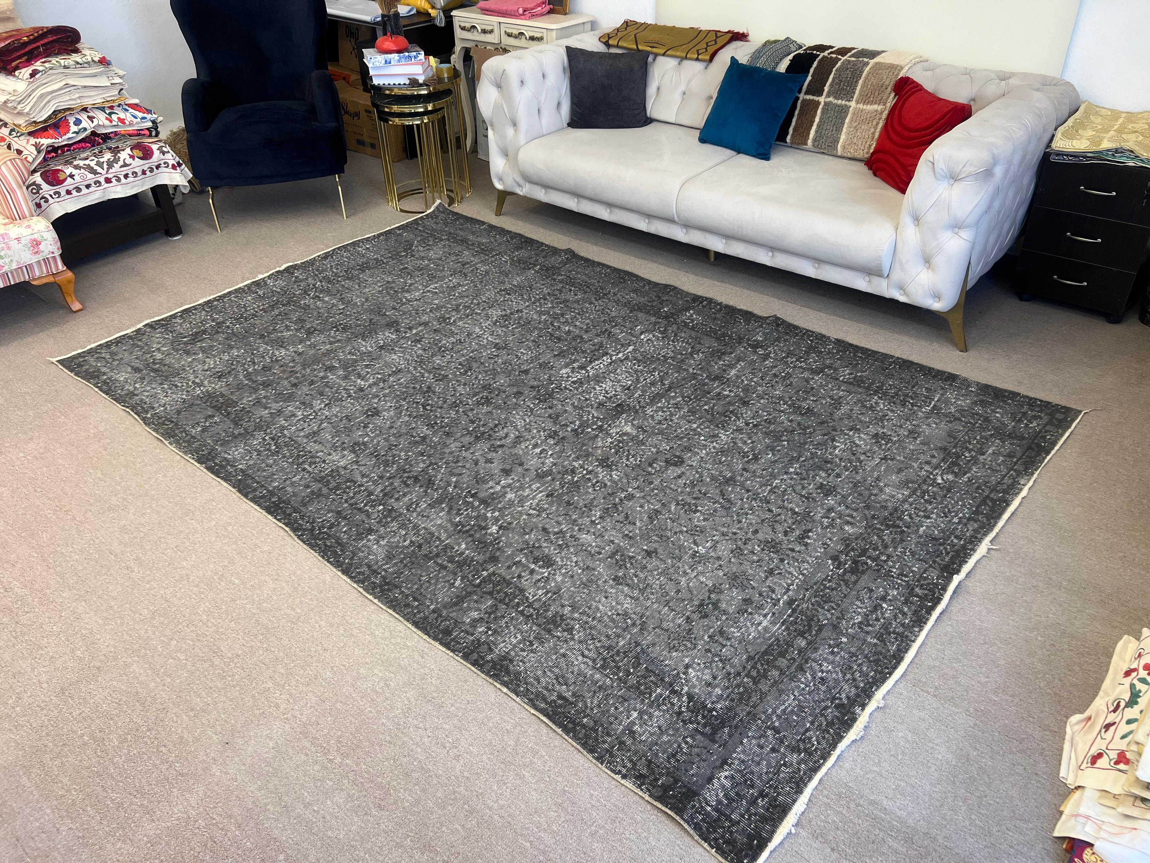 Handgefertigter 6,5x10.2 Fuß Vintage-Teppich mit grauem, übergefärbtem Flor (Moderne) im Angebot