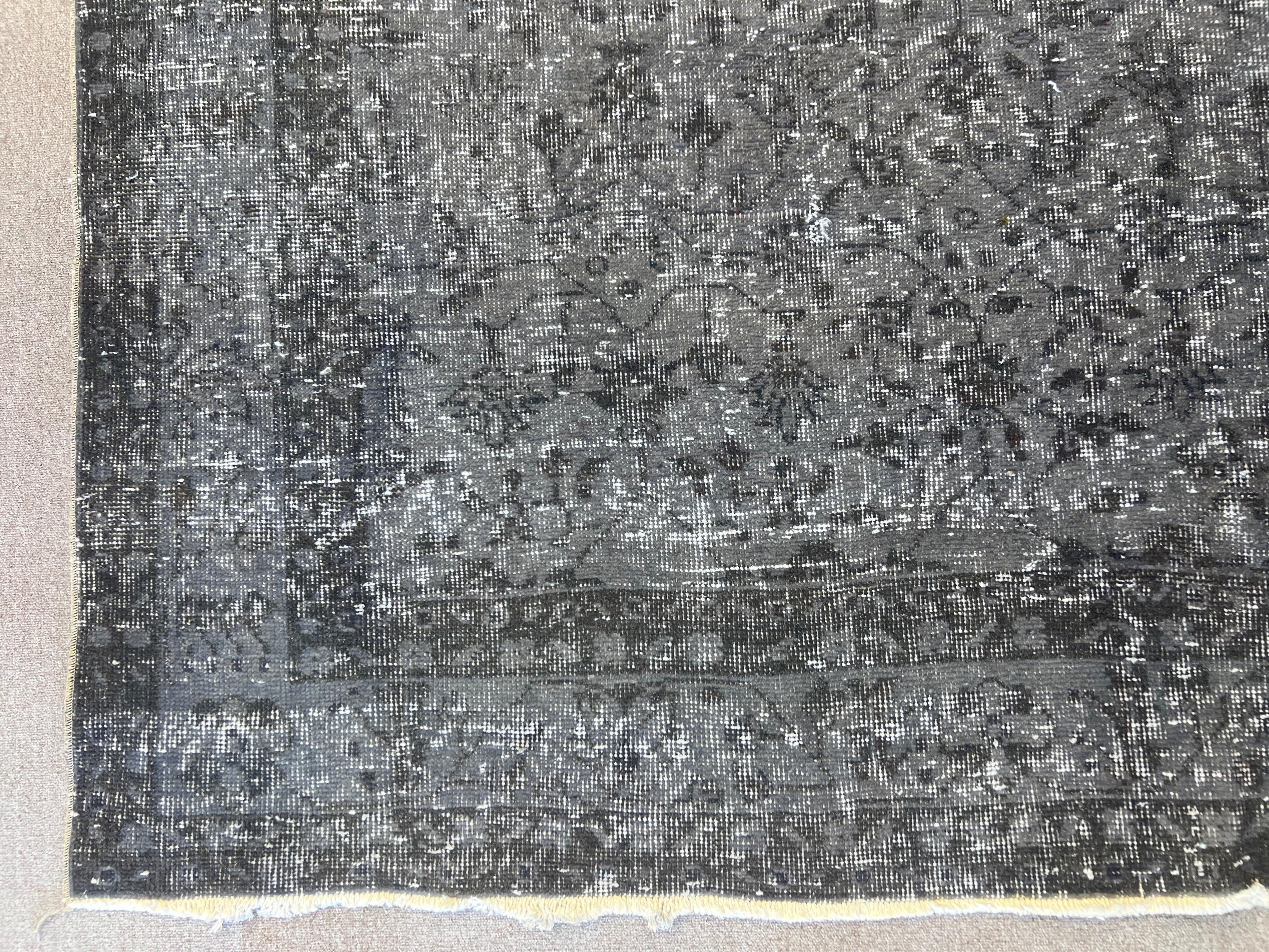 Handgefertigter 6,5x10.2 Fuß Vintage-Teppich mit grauem, übergefärbtem Flor im Zustand „Gut“ im Angebot in Spring Valley, NY
