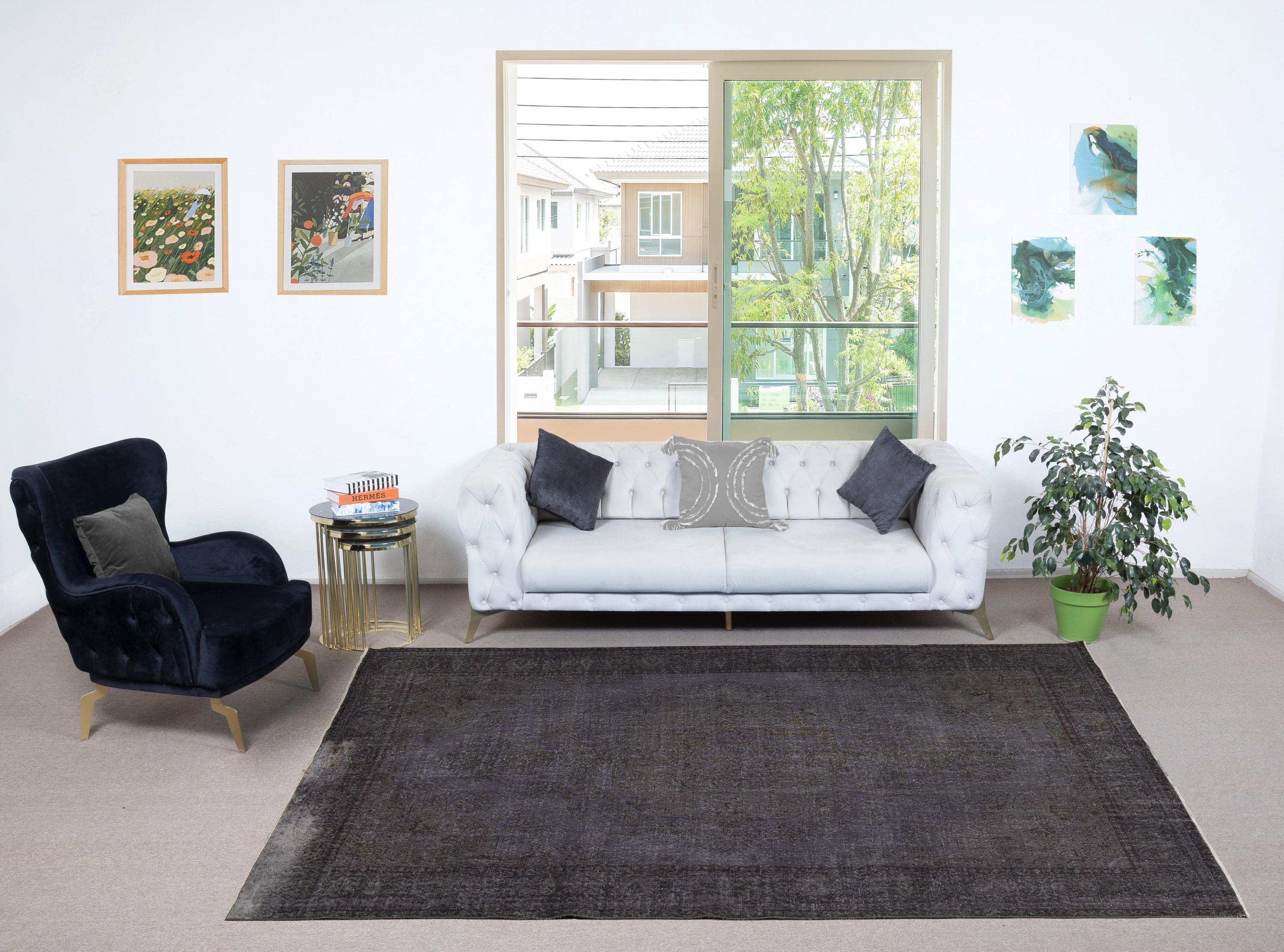 Unsere gefärbten Teppiche sind allesamt handgeknüpfte türkische Vintage-Teppiche, die in unserer Werkstatt sorgfältig restauriert und neu gestaltet wurden, damit sie zu einer breiten Palette von Einrichtungsstilen passen - von modern und