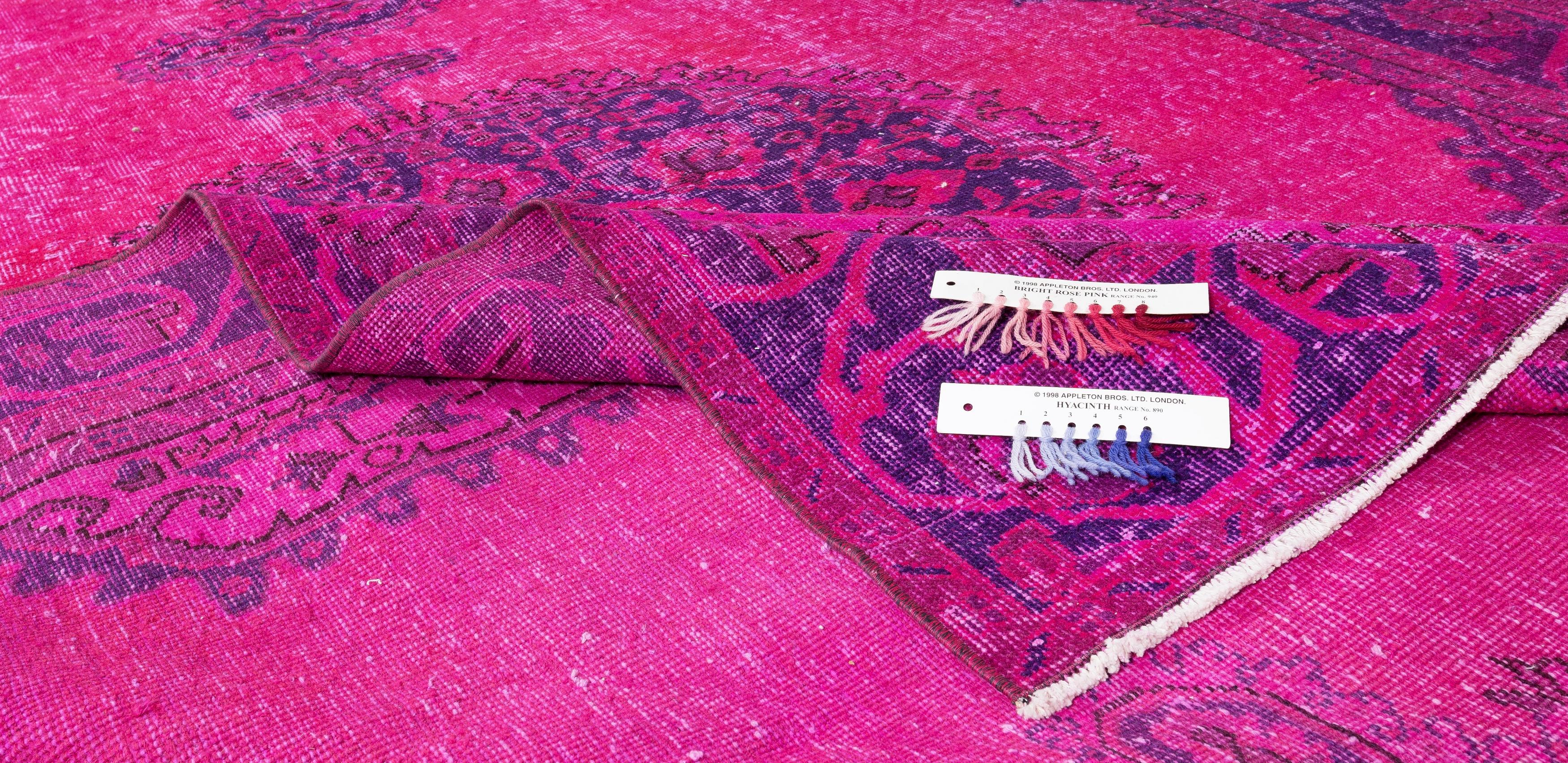 6.5x10.5 Ft Modern Handmade Turkish Area Rug in Fuchsia Pink. Teppich für das Wohnzimmer (Moderne) im Angebot