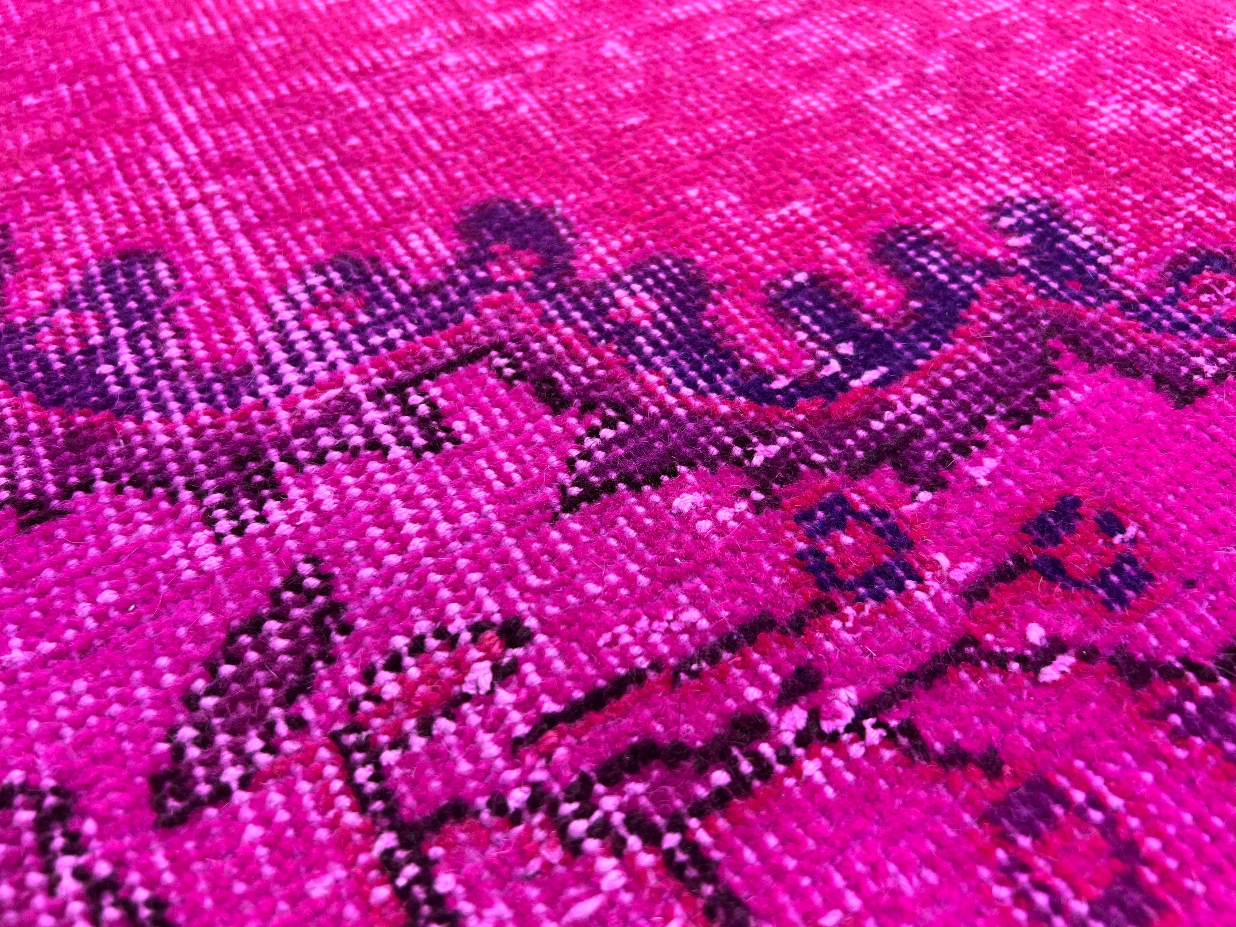 6.5x10.5 Ft Modern Handmade Turkish Area Rug in Fuchsia Pink. Living Room Carpet In Good Condition For Sale In Philadelphia, PA