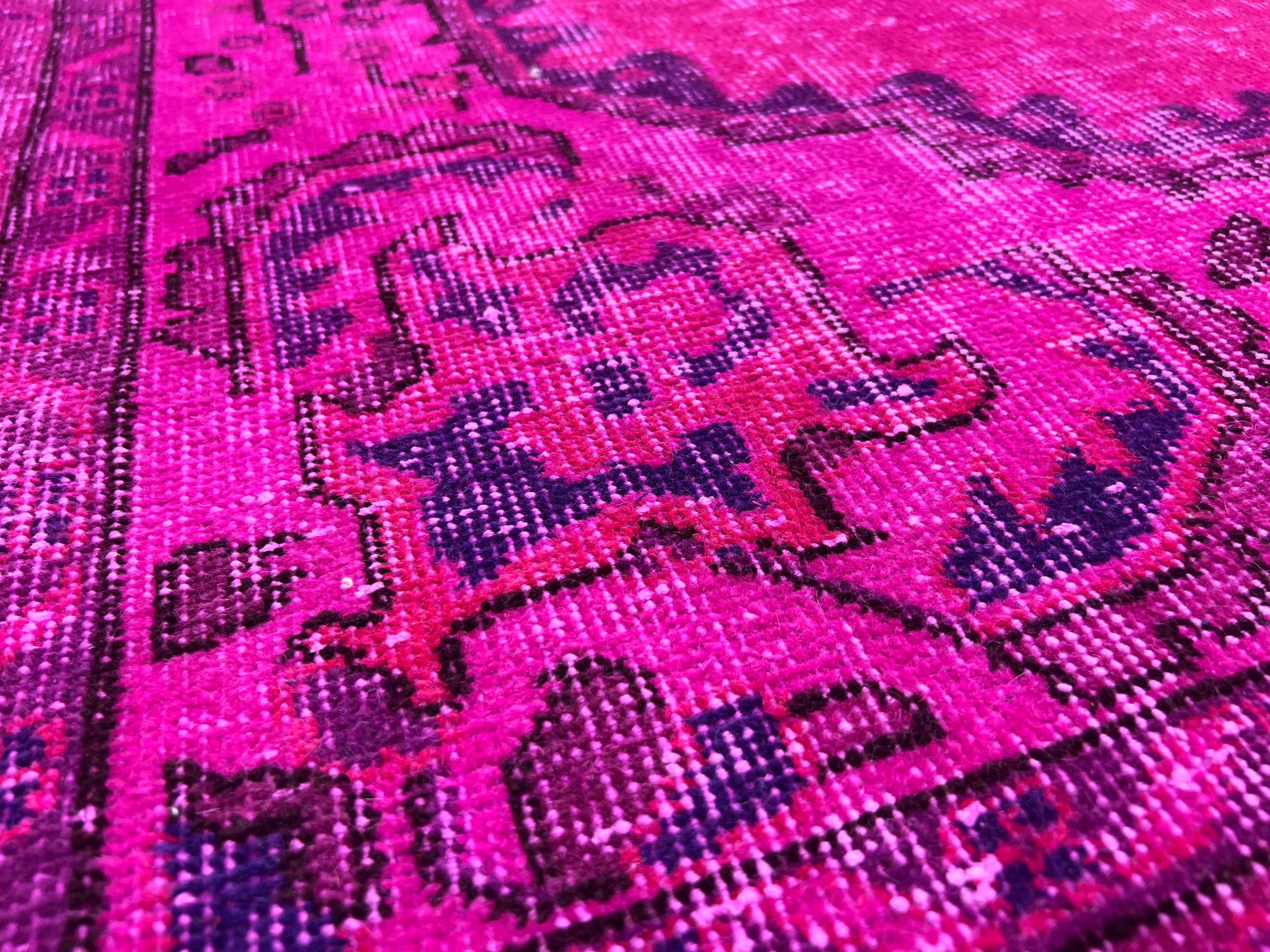 6.5x10.5 Ft Modern Handmade Turkish Area Rug in Fuchsia Pink. Teppich für das Wohnzimmer (Handgeknüpft) im Angebot