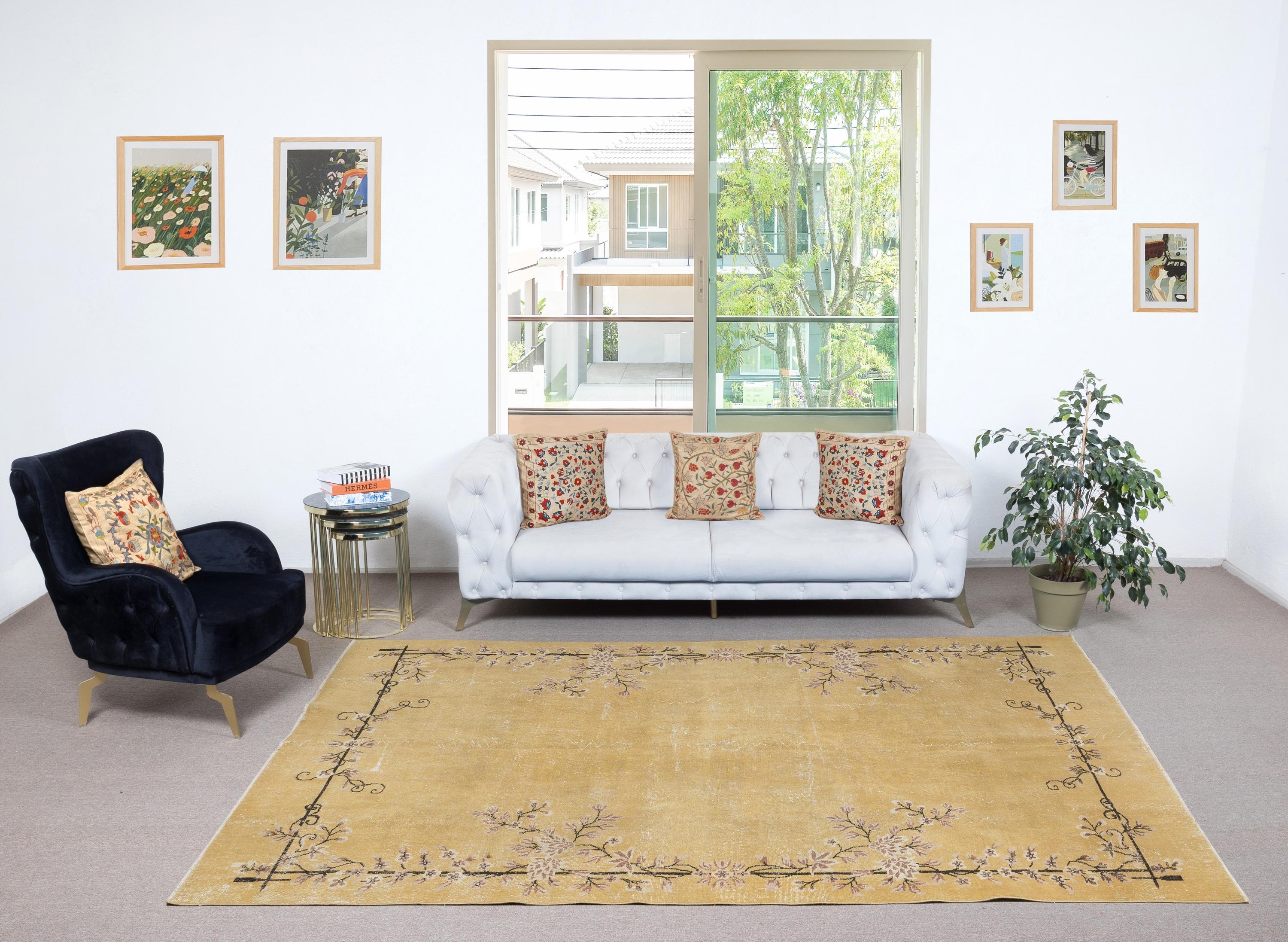 Unsere gefärbten Teppiche sind allesamt handgeknüpfte türkische Vintage-Teppiche, die in unserer Werkstatt sorgfältig restauriert und neu gestaltet wurden, damit sie zu einer breiten Palette von Einrichtungsstilen passen - von modern und