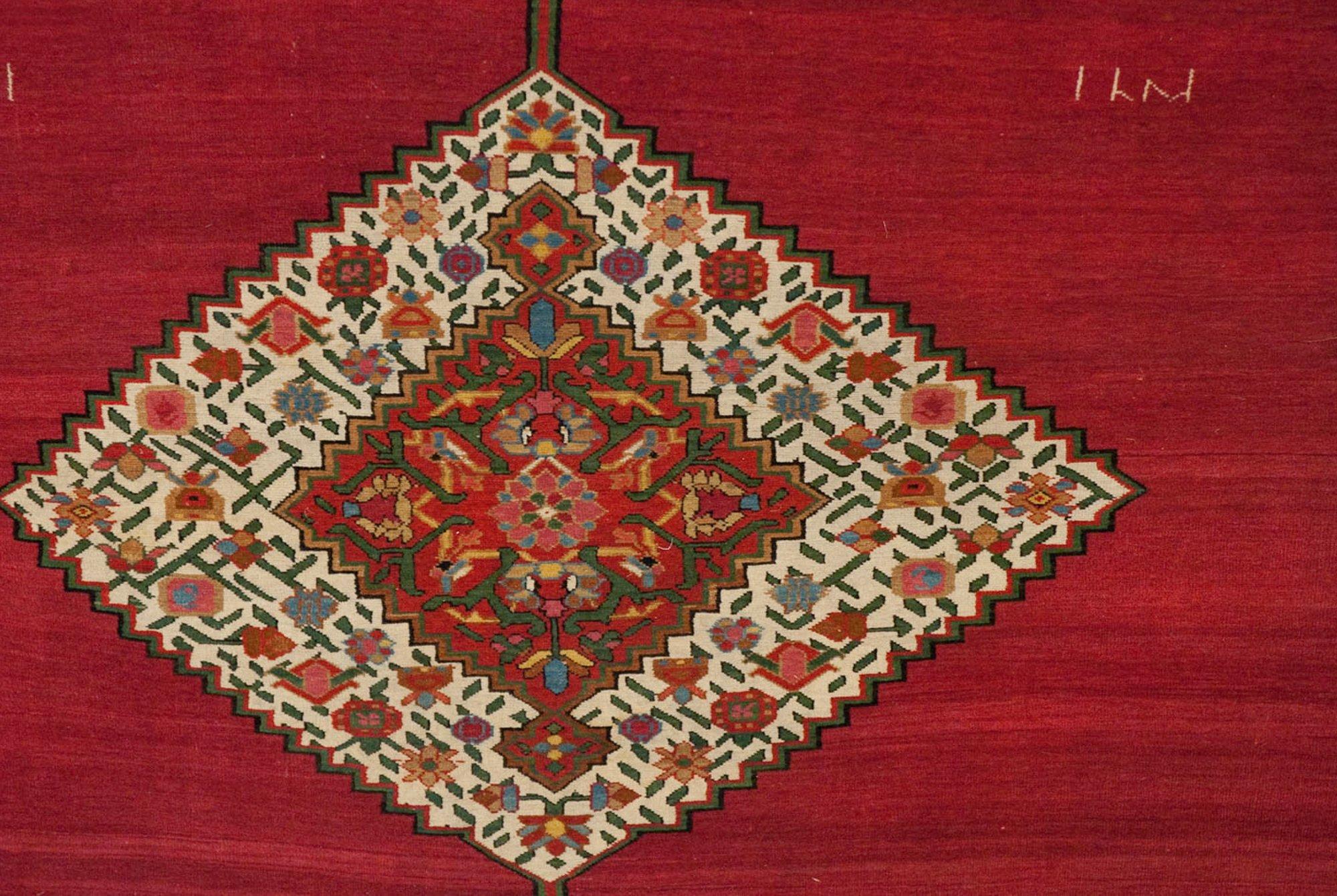 Antiker Karabagh-Teppich-Läufer im Zustand „Gut“ im Angebot in Katonah, NY