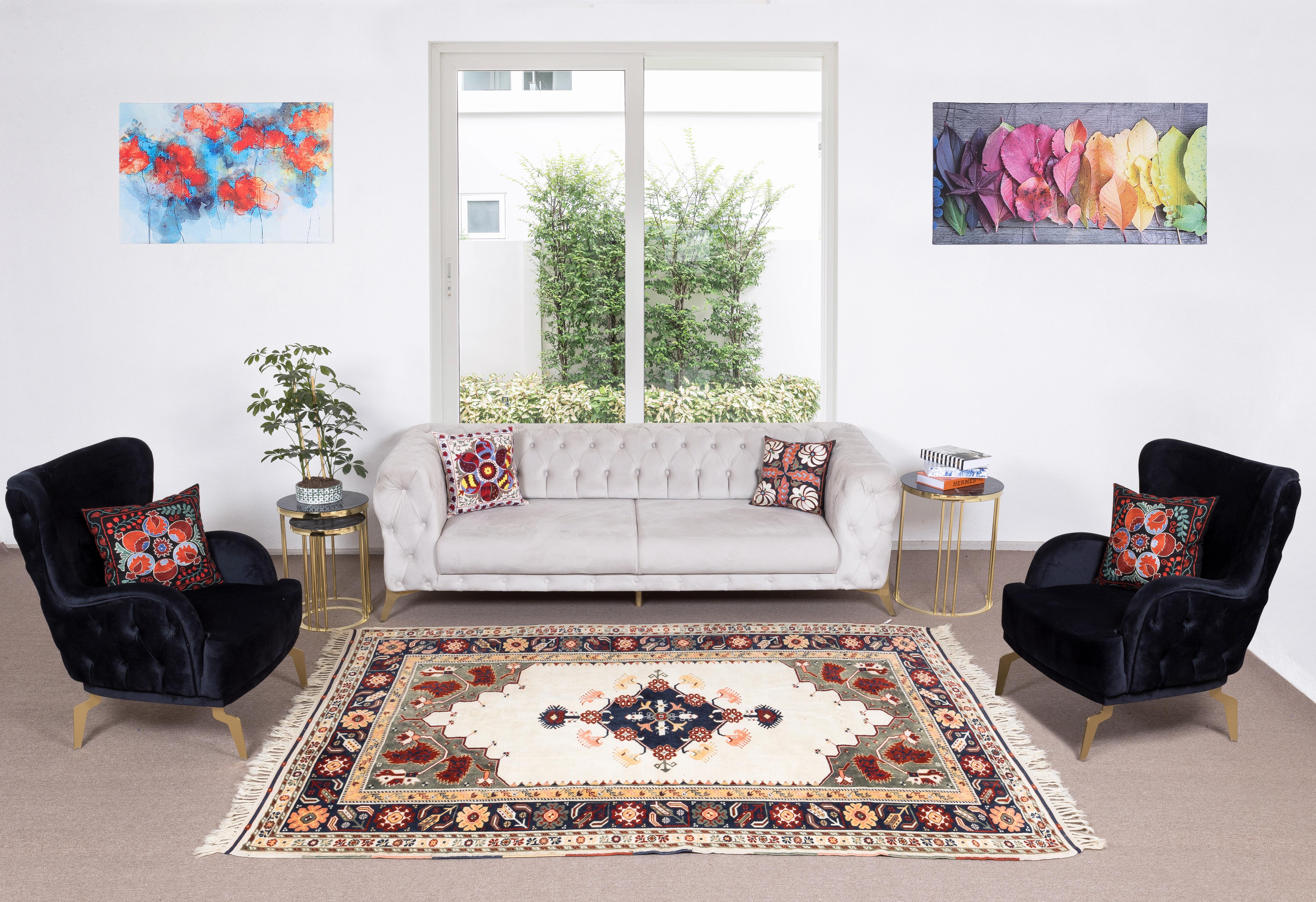 Ein handgeknüpfter zeitgenössischer türkischer Teppich.

Dieser moderne Teppich hat einen gleichmäßigen, mittelhohen Wollflor auf Wollbasis.

Es wird aus erstklassigen handgesponnenen Schafen und natürlichen Farbstoffen hergestellt, d.h. aus