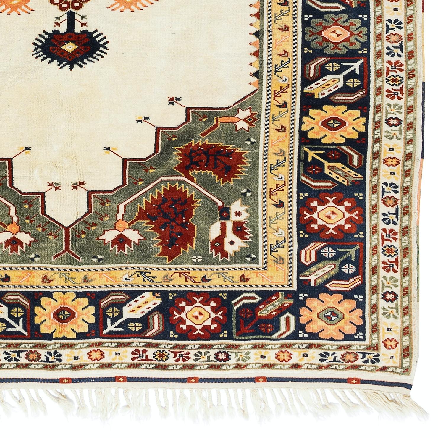 Handgefertigter anatolischer Teppich 6,5x8.4 Ft mit geometrischem Medaillon-Design, alle Wolle im Zustand „Hervorragend“ im Angebot in Spring Valley, NY