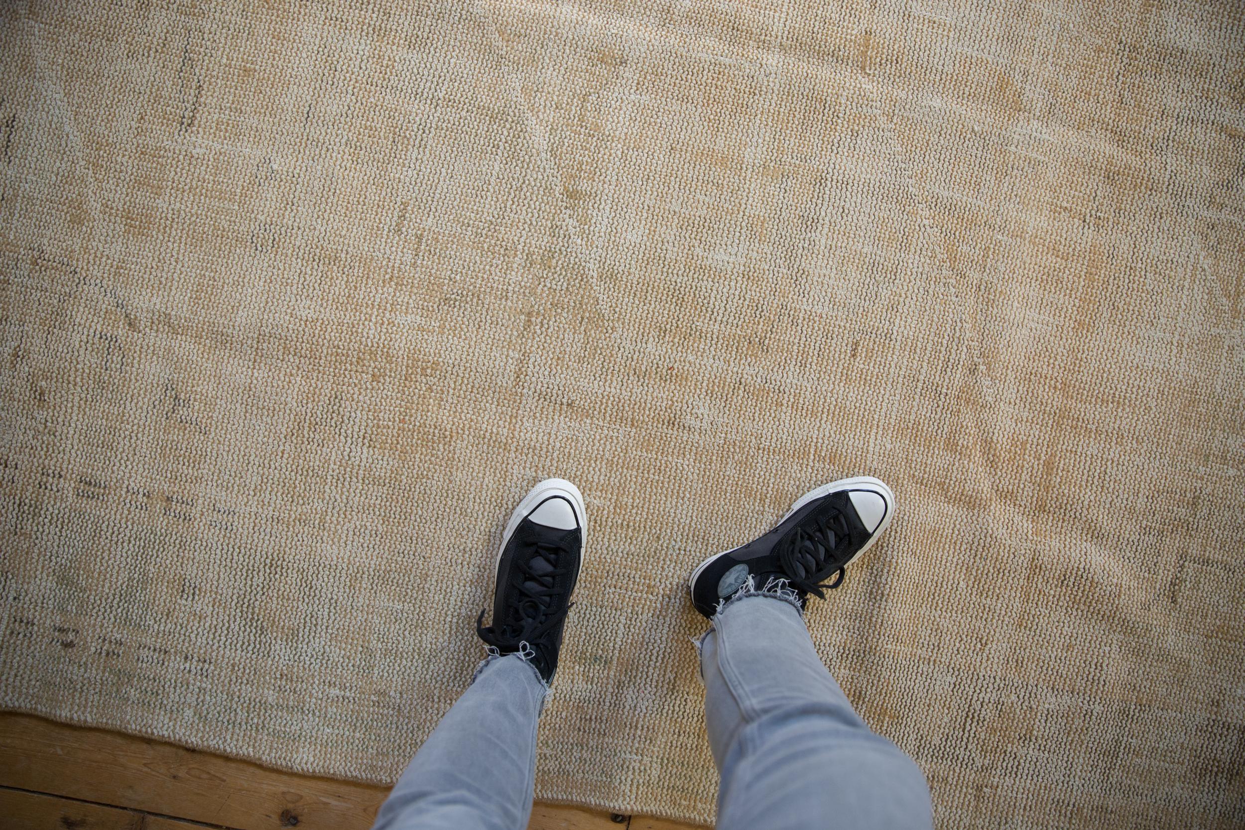 Ein Teppich mit Betonung auf strukturierter Ästhetik durch Abnutzung. Weaver-Treffpunkte, die das Mittelfeld mit diagonalen Rillen durchziehen. Zu den Farben und Schattierungen gehören: Staubiges Gold, Beige, Elfenbein, helles Kaffeebraun,