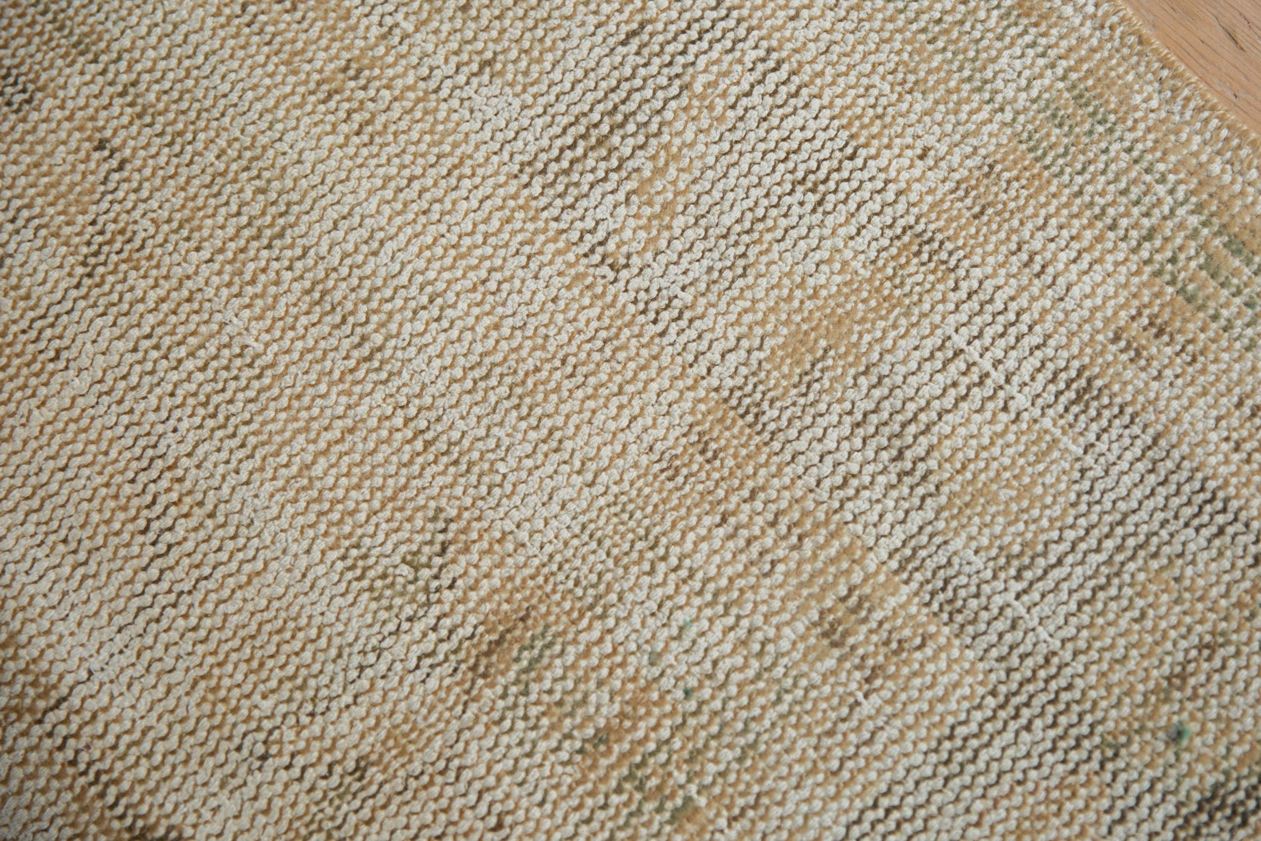 Vintage Distressed Oushak Teppich (Mitte des 20. Jahrhunderts) im Angebot
