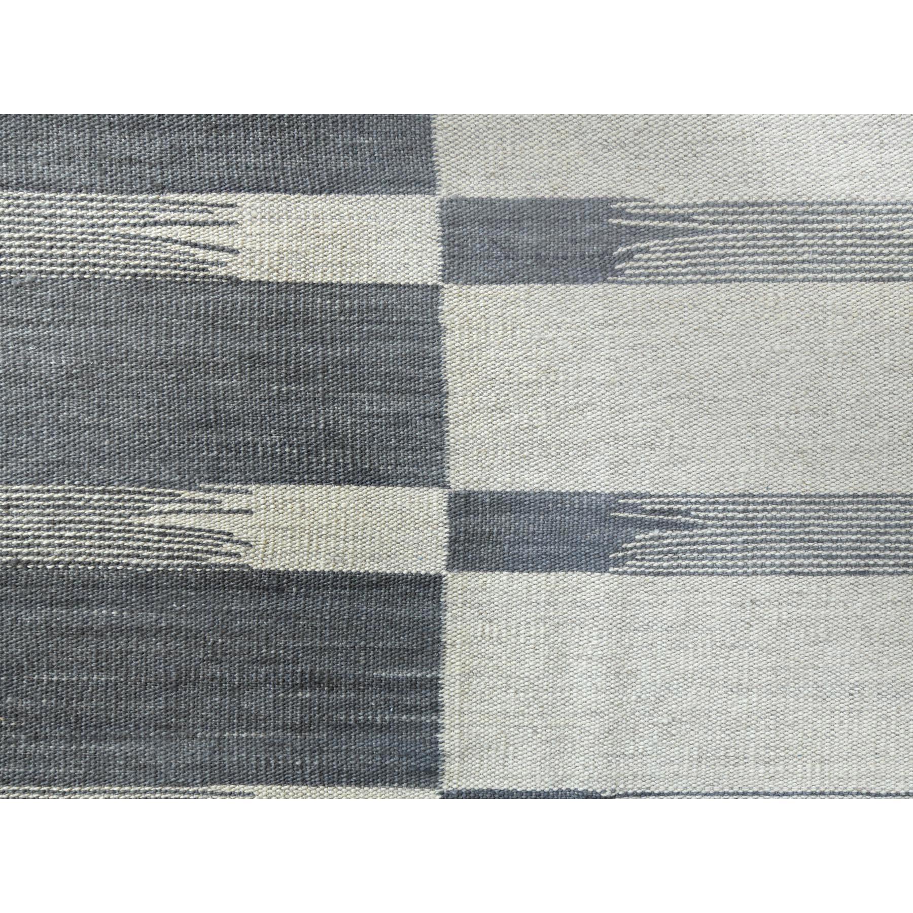 Dies ist eine wirklich echte ein-of-a-kind Avant-Garde-Streifen-Design Flachgewebe Kilim reine Wolle Reversible Hand gewebt orientalischen Teppich. Es wurde monatelang in jahrhundertealten Webtechniken von erfahrenen Kunsthandwerkern gewebt.
Primäre
