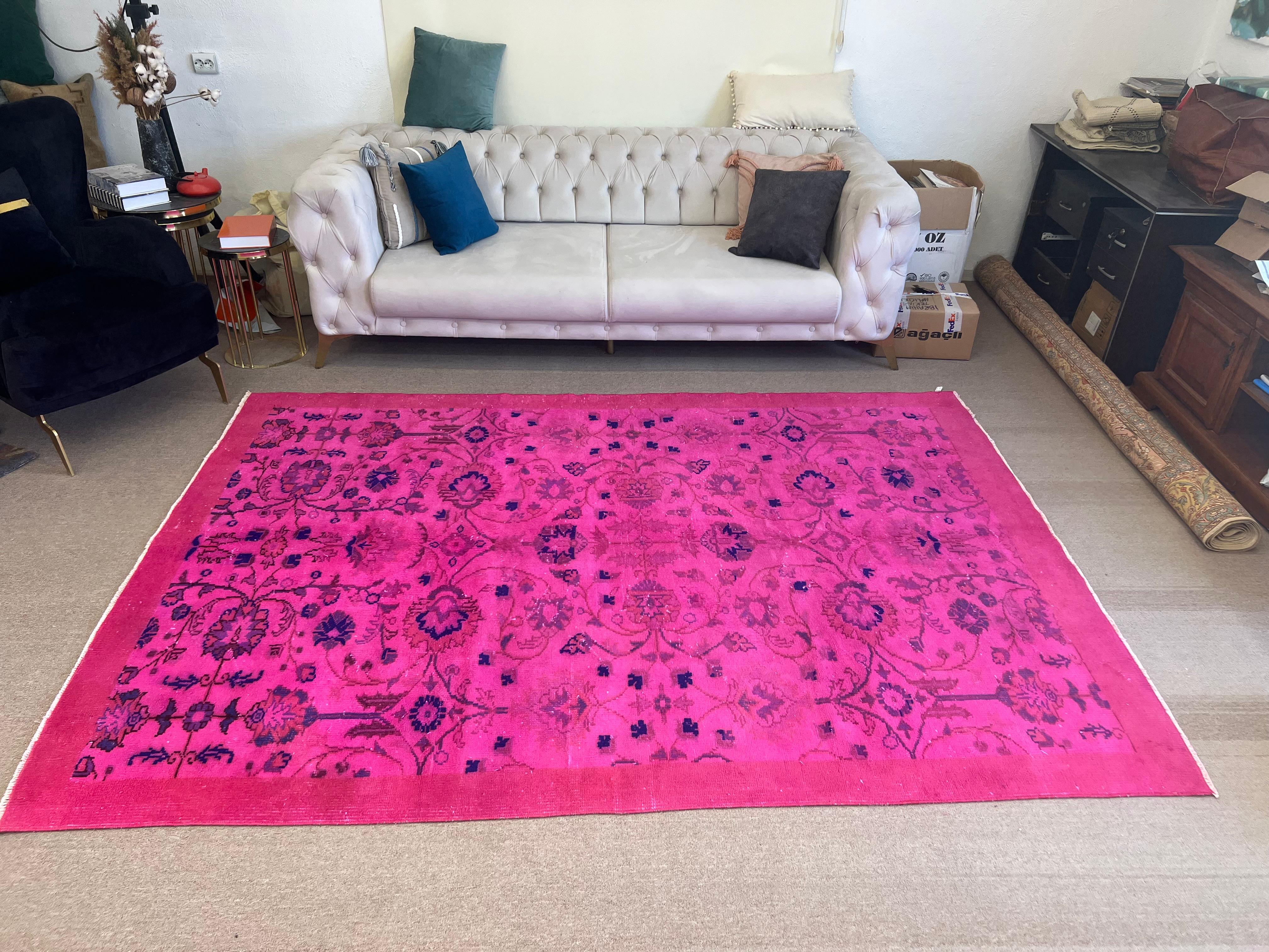 20ième siècle 6.5x9 Ft Tapis turc rose fait à la main avec Botanical Garden Design & Solid Border en vente