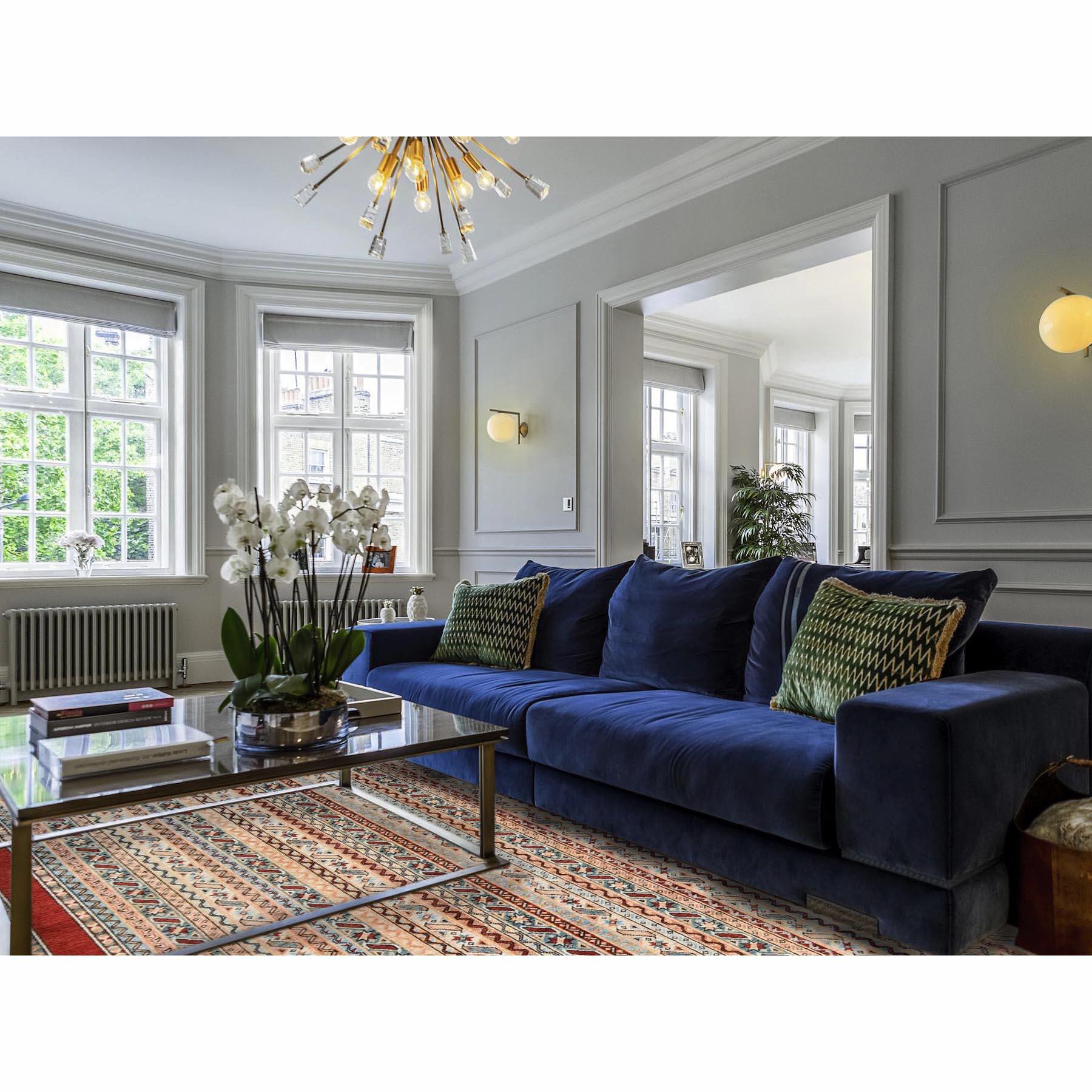 Dies ist eine wirklich echte one-of-a-kind Elfenbein mit Schattierungen von Braun Hand geknüpft Schal Design Super Kazak Soft Organic Wool Orientteppich. Es wurde monatelang in den jahrhundertealten persischen Webtechniken von erfahrenen Künstlern