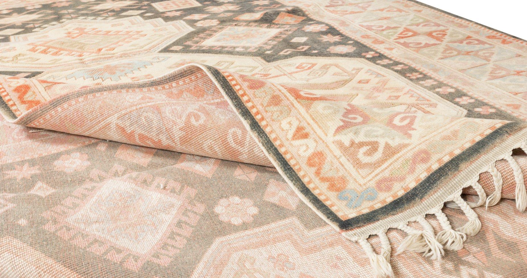 Handgefertigter türkischer 6,5x9.2 m2 großer Teppich aus den 1960er Jahren mit geometrischem Medaillon-Design (Stammeskunst) im Angebot