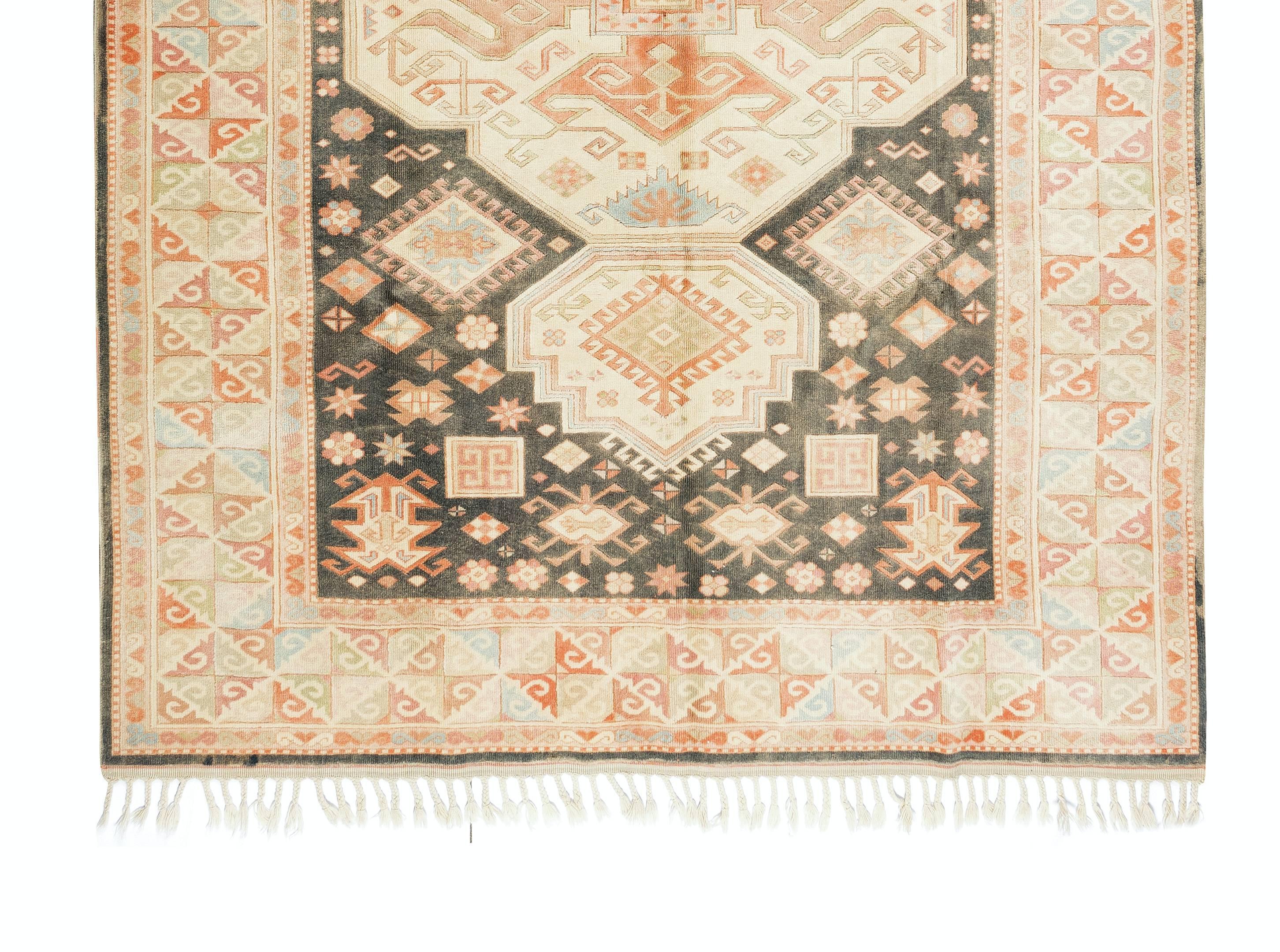 Handgefertigter türkischer 6,5x9.2 m2 großer Teppich aus den 1960er Jahren mit geometrischem Medaillon-Design (Handgeknüpft) im Angebot
