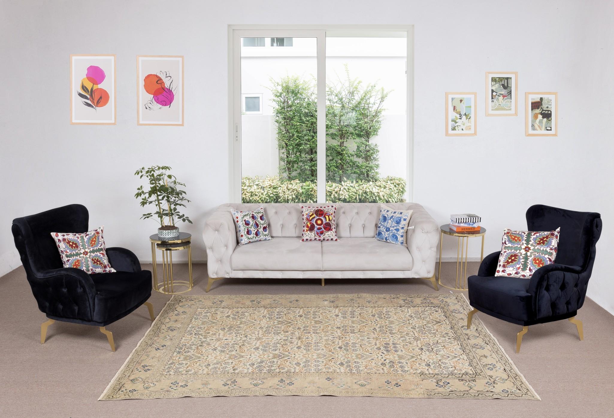 Unsere sonnenverblassten Teppiche sind allesamt einzigartige, handgeknüpfte, 50-70 Jahre alte Vintage-Stücke. Jeder von ihnen zeichnet sich durch eine einzigartige, handgefertigte Ästhetik aus, die aus der jahrhundertealten türkischen