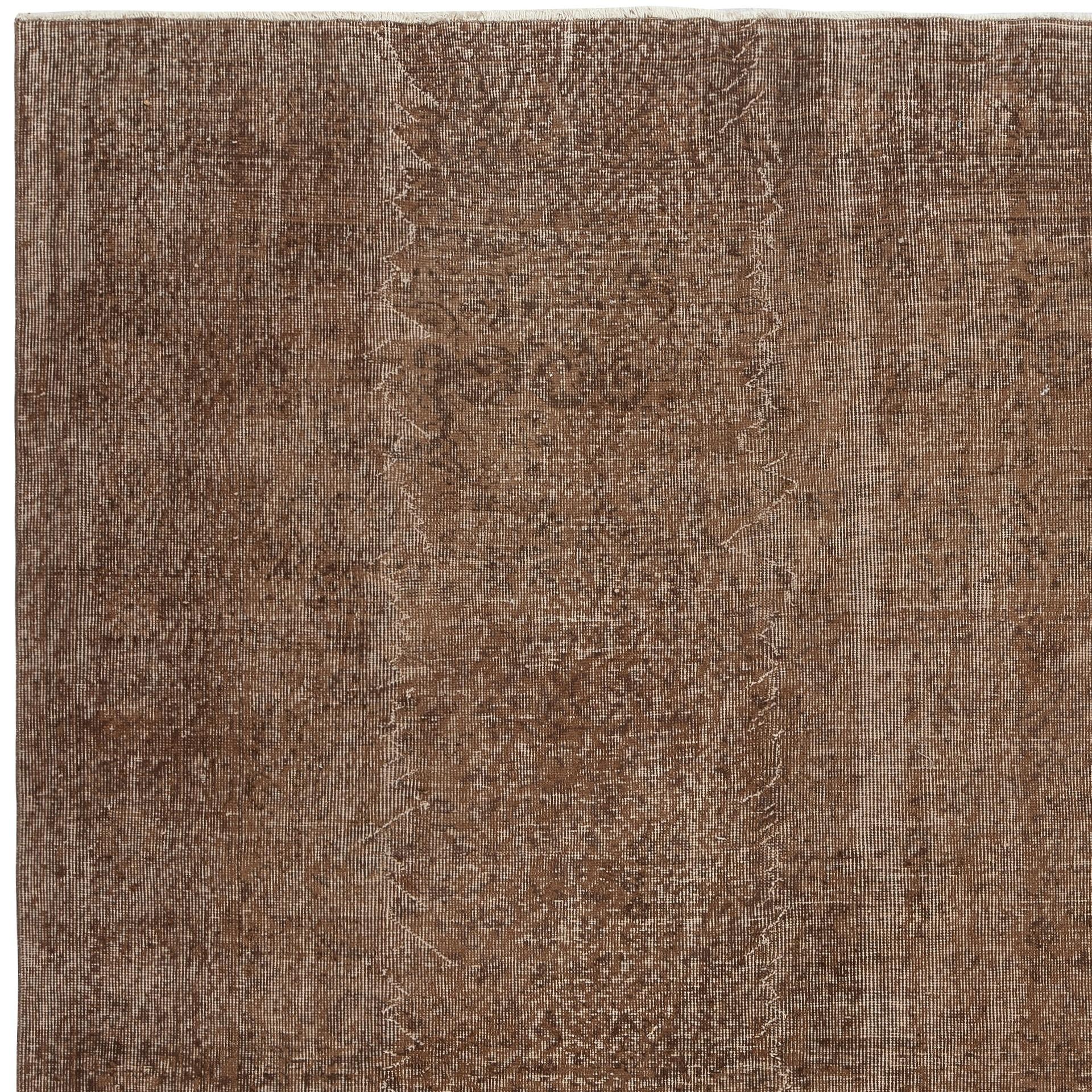 6.5x9.5 Ft Vintage Handgefertigter Türkischer Teppich Overdyed in Braun für moderne Interieurs im Zustand „Gut“ im Angebot in Spring Valley, NY