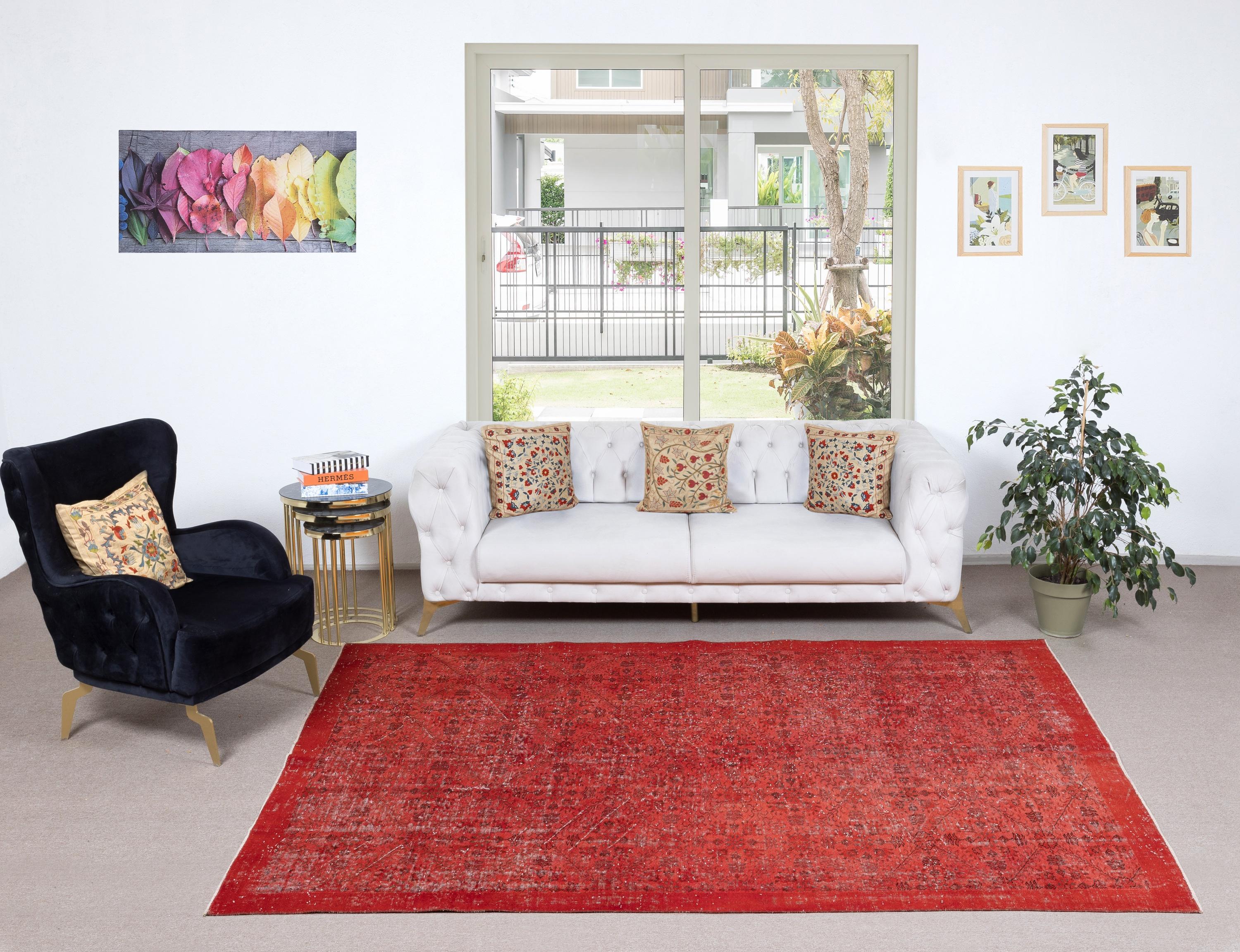 Unsere gefärbten Teppiche sind allesamt handgeknüpfte türkische Vintage-Teppiche, die in unserer Werkstatt sorgfältig restauriert und neu gestaltet wurden, damit sie zu einer breiten Palette von Einrichtungsstilen passen - von modern und